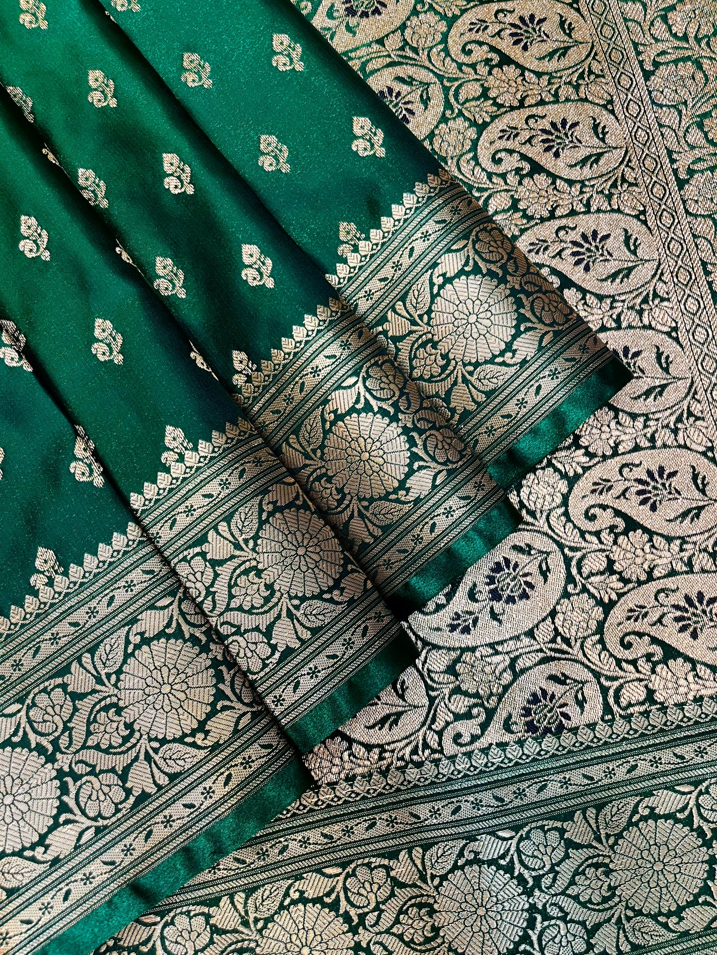 Dark Green Katan Banarasi Saree with Gold Zari Floral Weaving And Grand Pallu B0651ds