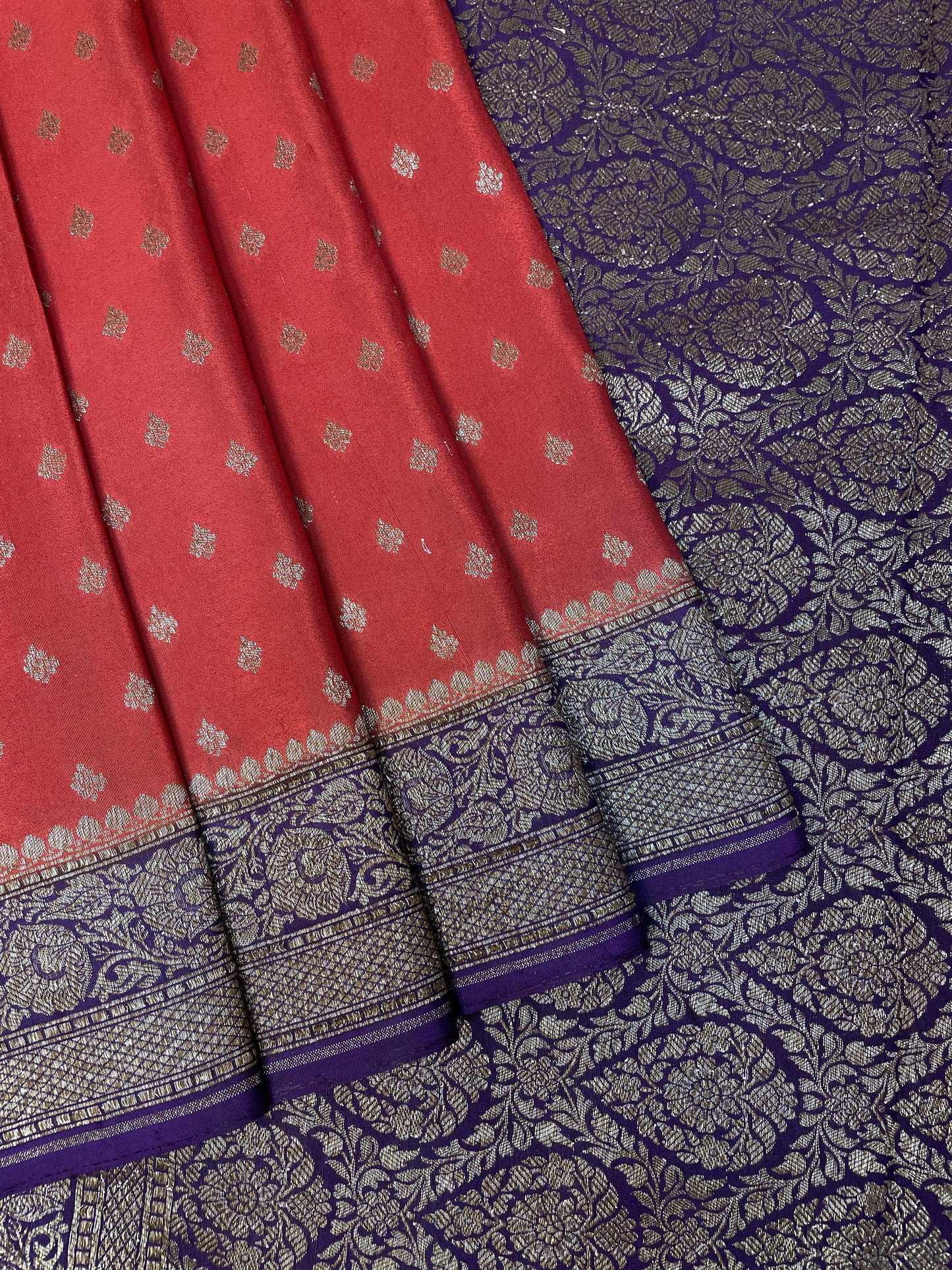 Red And Dark Magenta Banarasi Silk Saree with Zari Weaving & Navy Blue Pallu B0506ds