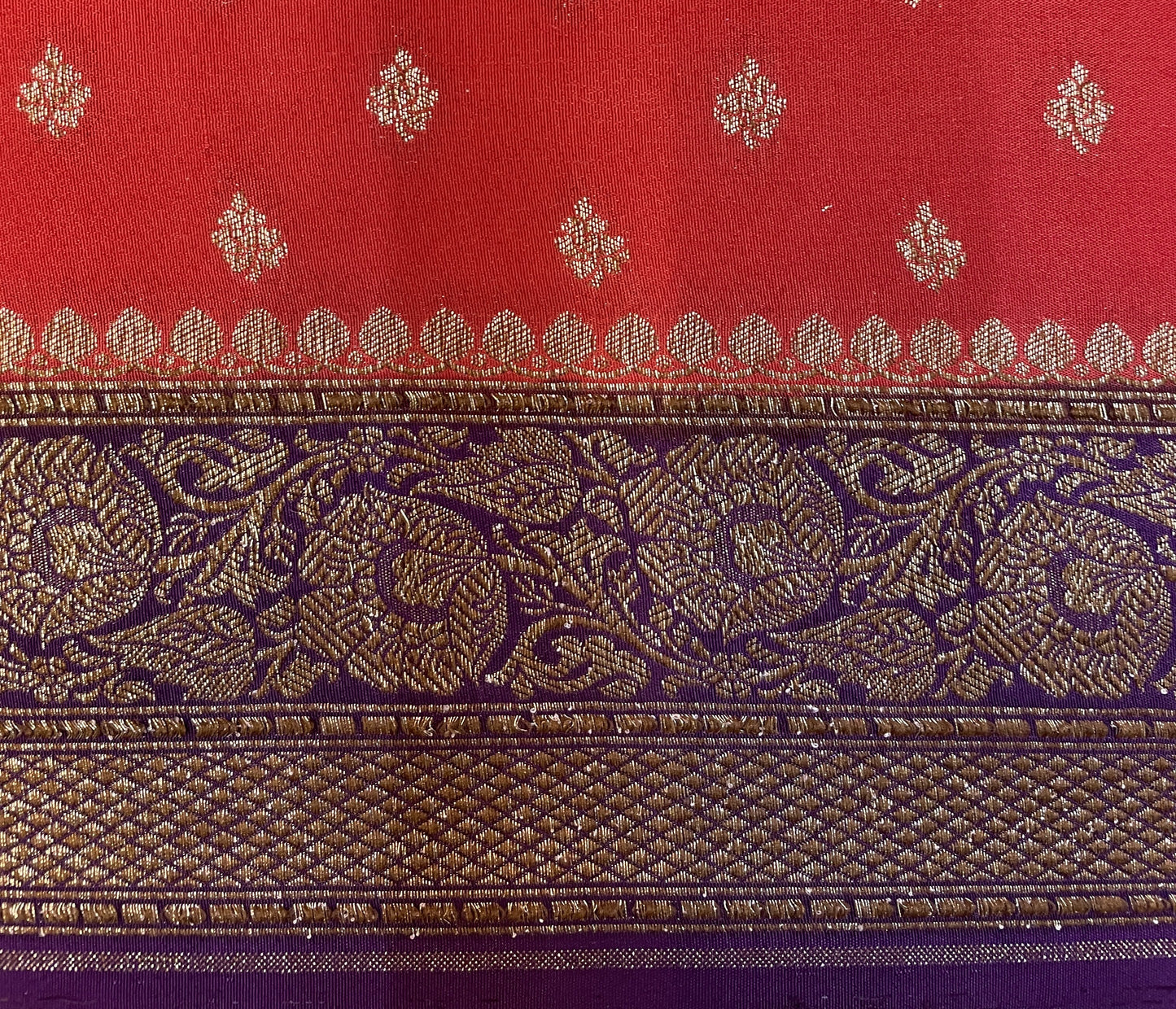 Red And Dark Magenta Banarasi Silk Saree with Zari Weaving & Navy Blue Pallu B0506ds