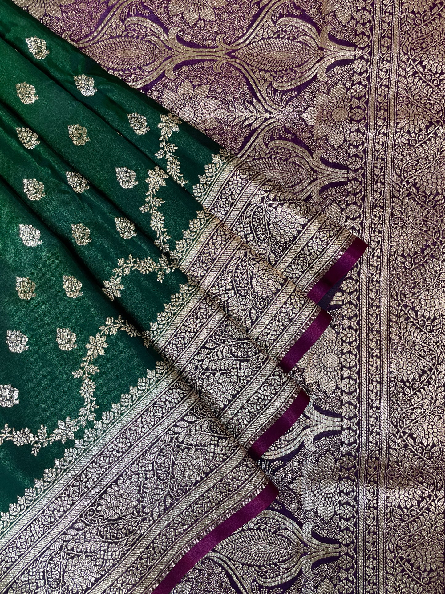 Dark Green Katan Banarasi Saree with Silver Zari Floral Weaving And Grand Pallu B0523ds