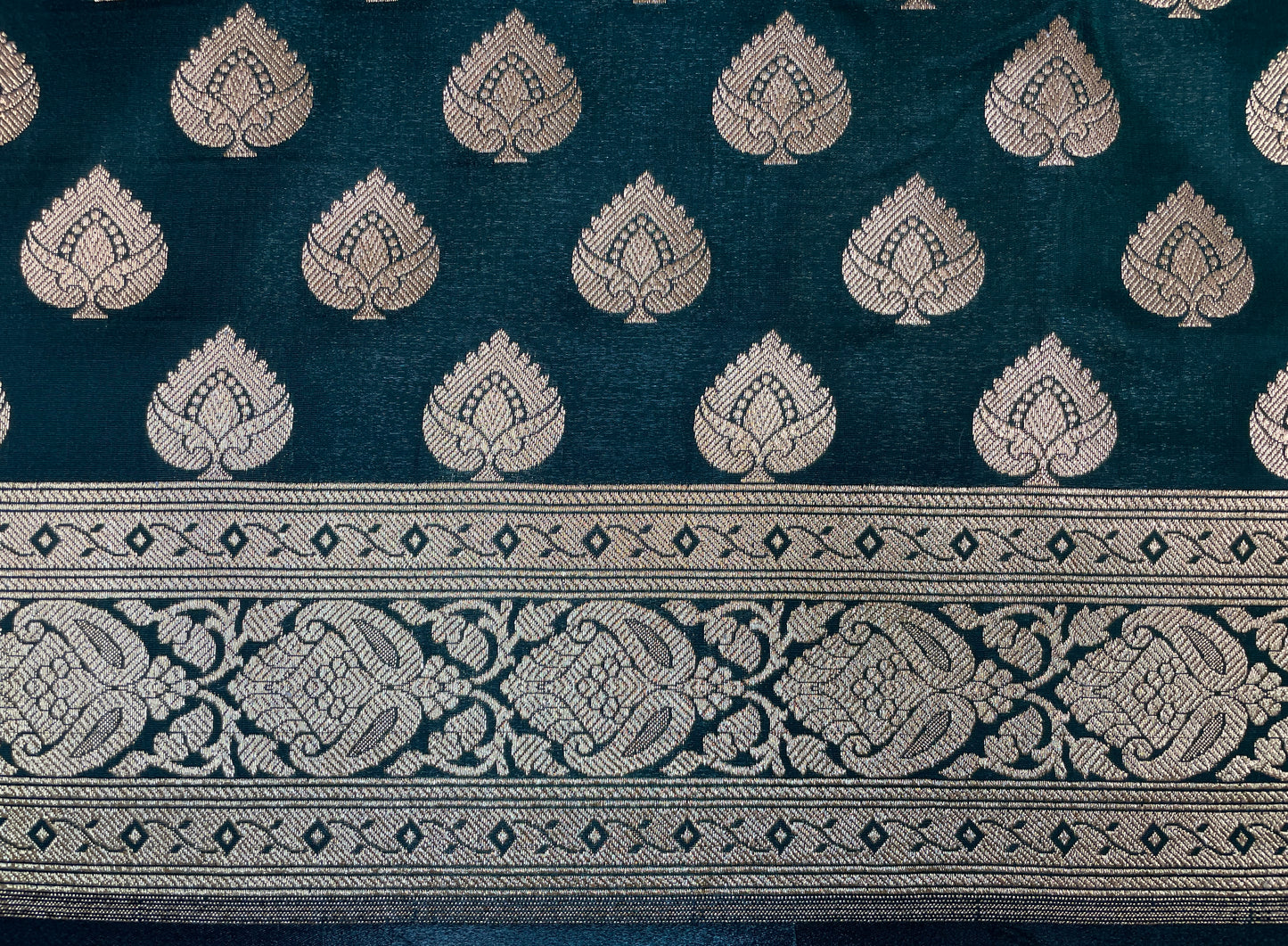 Green Katan Banarasi Saree with Silver Zari Floral Weaving And Grand Pallu B0534ds