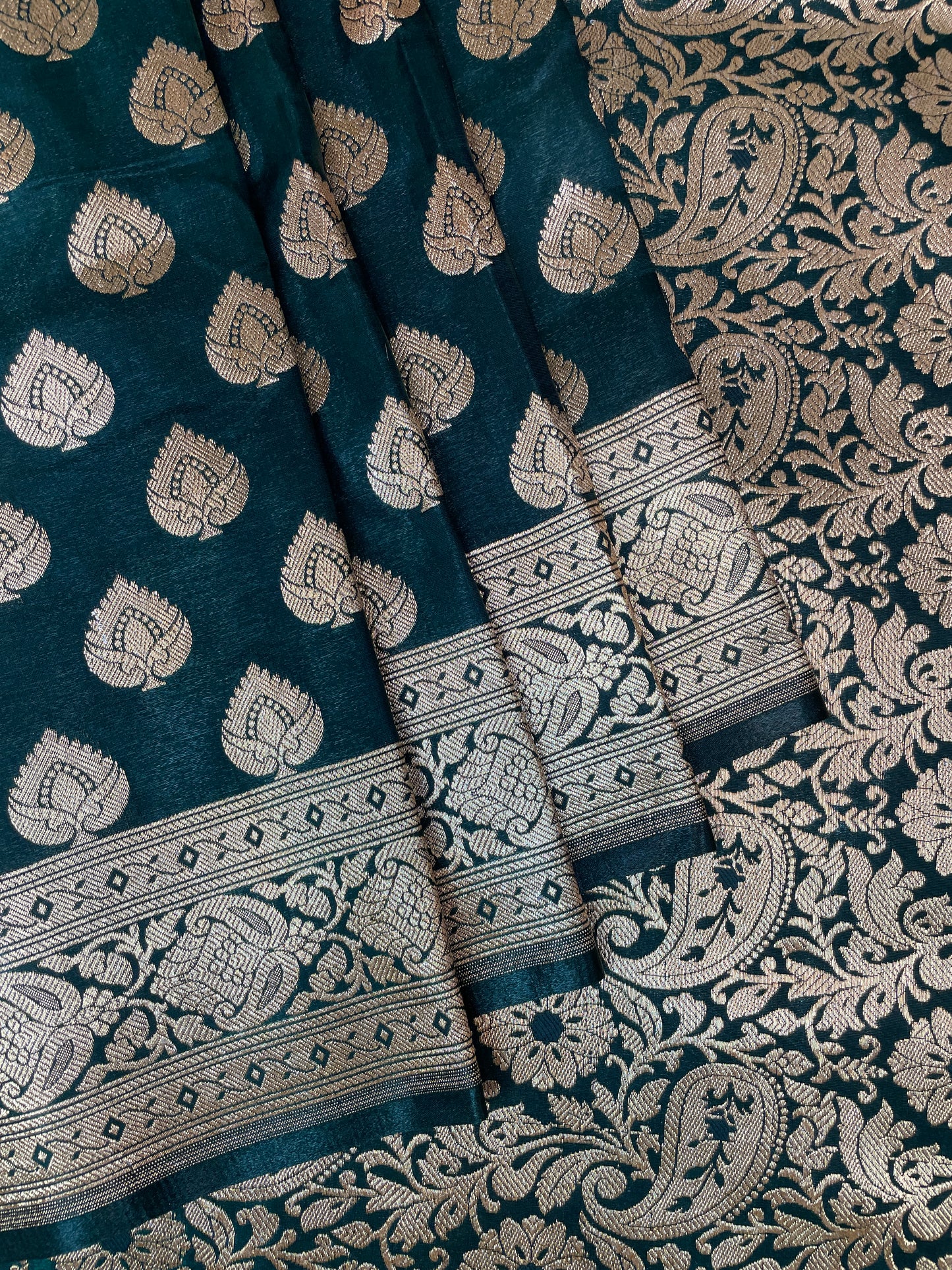 Green Katan Banarasi Saree with Silver Zari Floral Weaving And Grand Pallu B0534ds