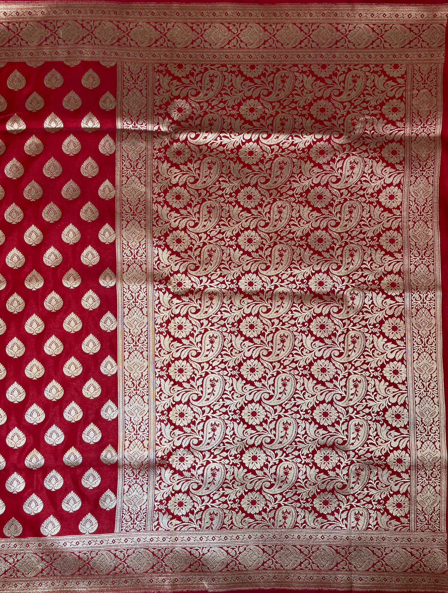 Red Katan Banarasi Saree with Silver Zari Floral Weaving And Grand Pallu B0535ds