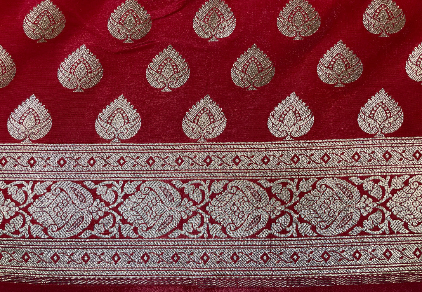 Red Katan Banarasi Saree with Silver Zari Floral Weaving And Grand Pallu B0535ds
