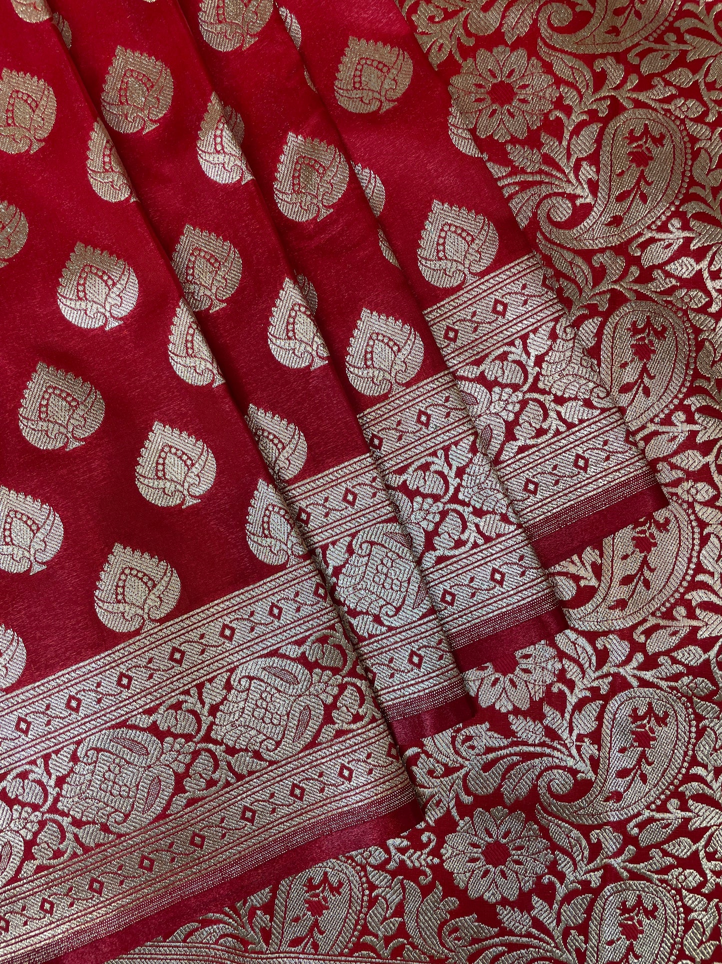 Red Katan Banarasi Saree with Silver Zari Floral Weaving And Grand Pallu B0535ds
