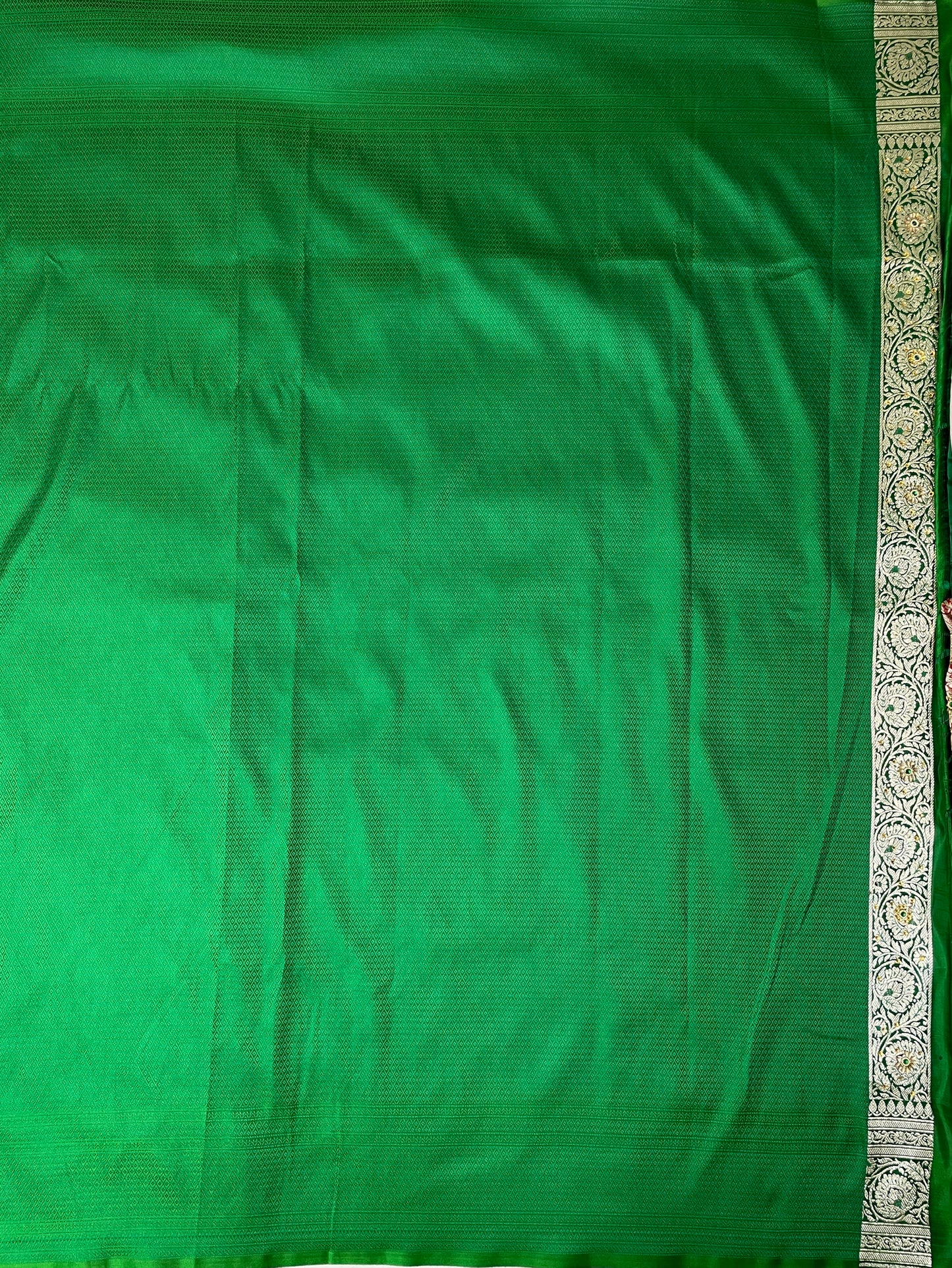 Dark Maroon Katan Banarasi Saree with Silver Zari Floral Weaving And Grand Pallu B0537ds