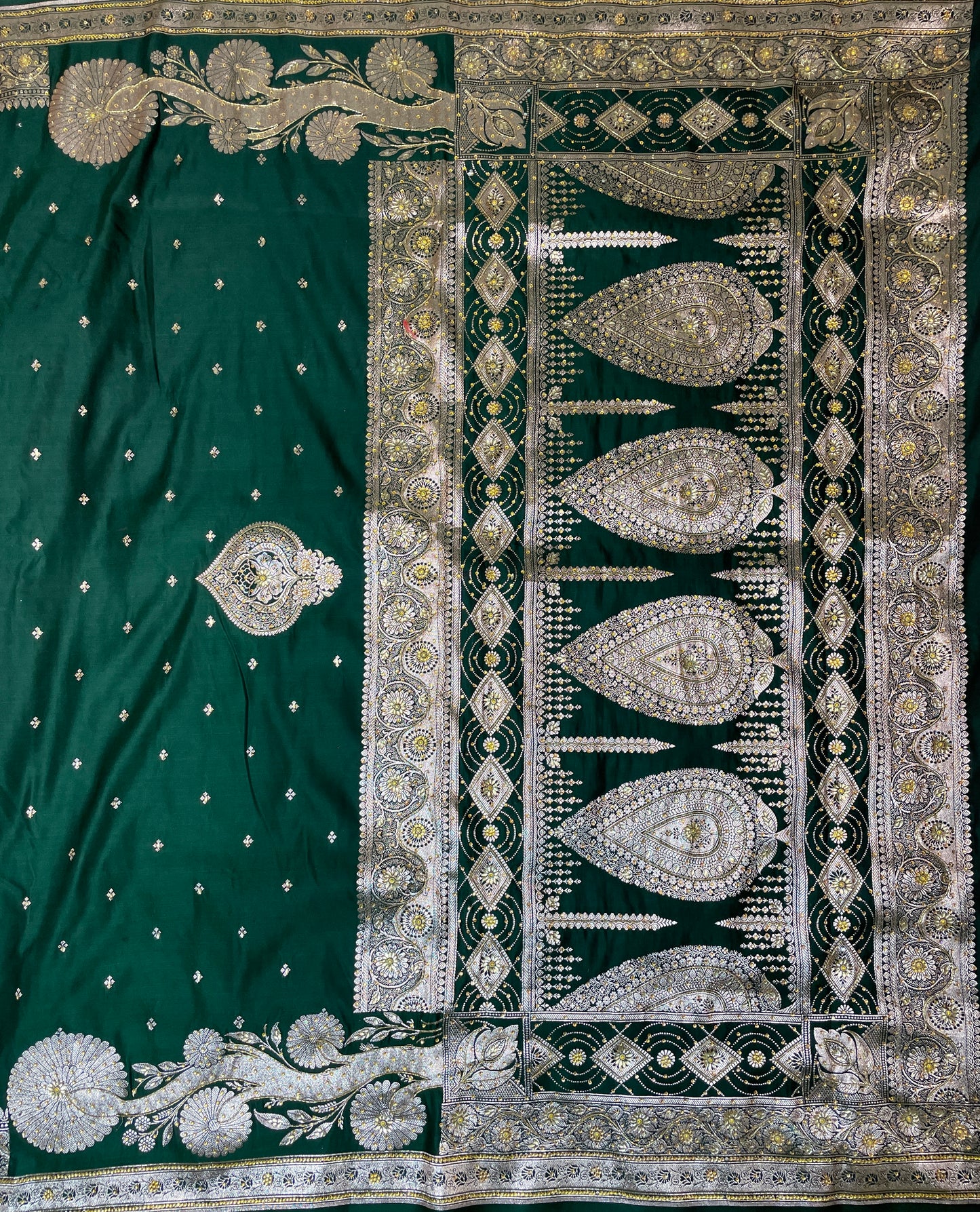 Dark Green Katan Banarasi Saree with Silver Zari Floral Weaving And Grand Pallu B0538ds