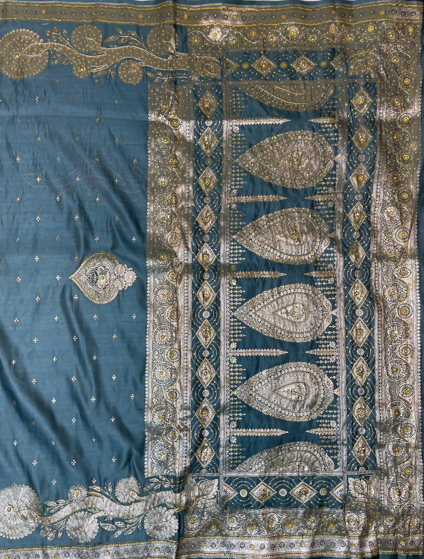 Light Grey Katan Banarasi Saree with Silver Zari Floral Weaving And Grand Pallu B0539ds
