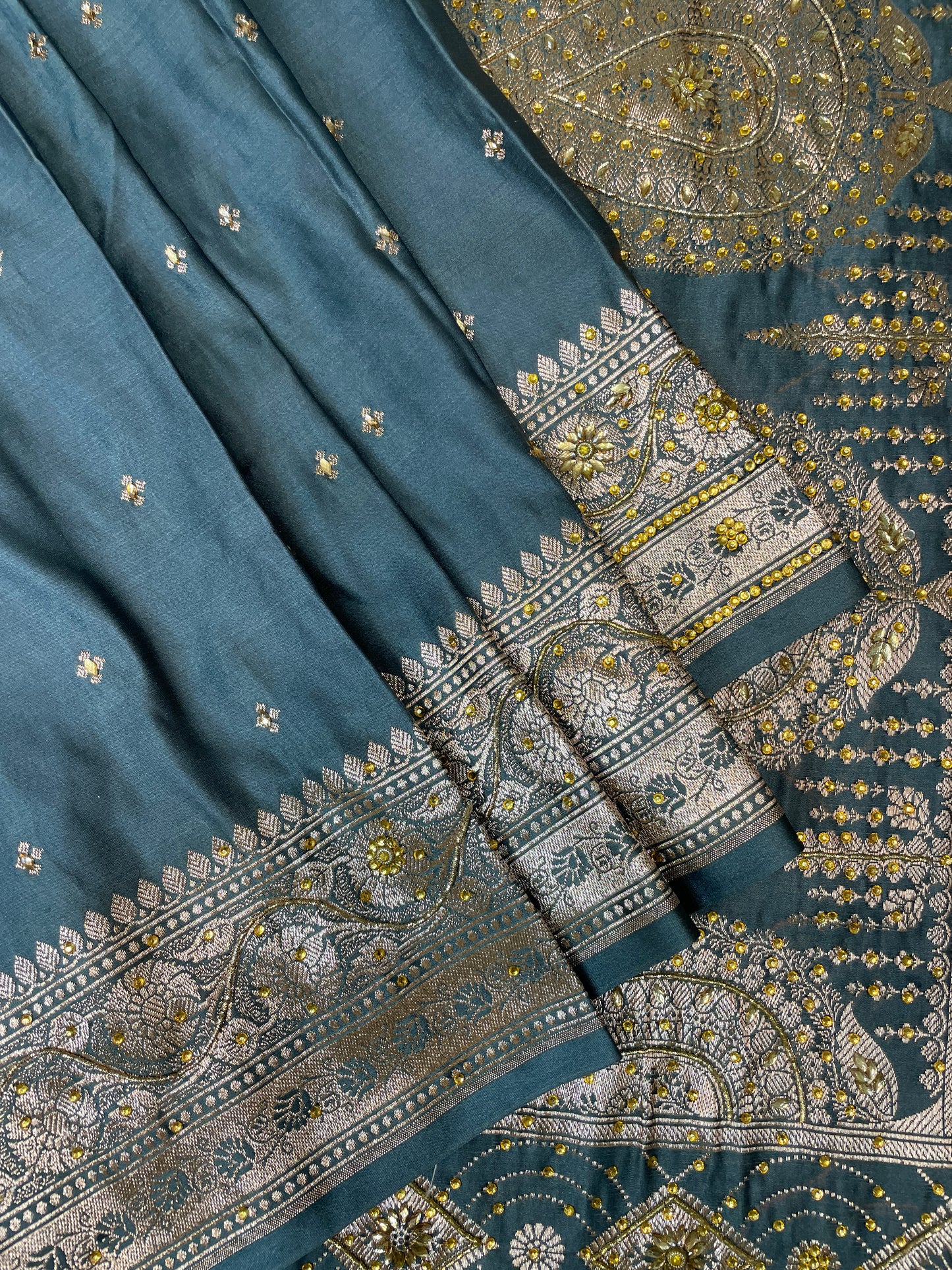 Light Grey Katan Banarasi Saree with Silver Zari Floral Weaving And Grand Pallu B0539ds