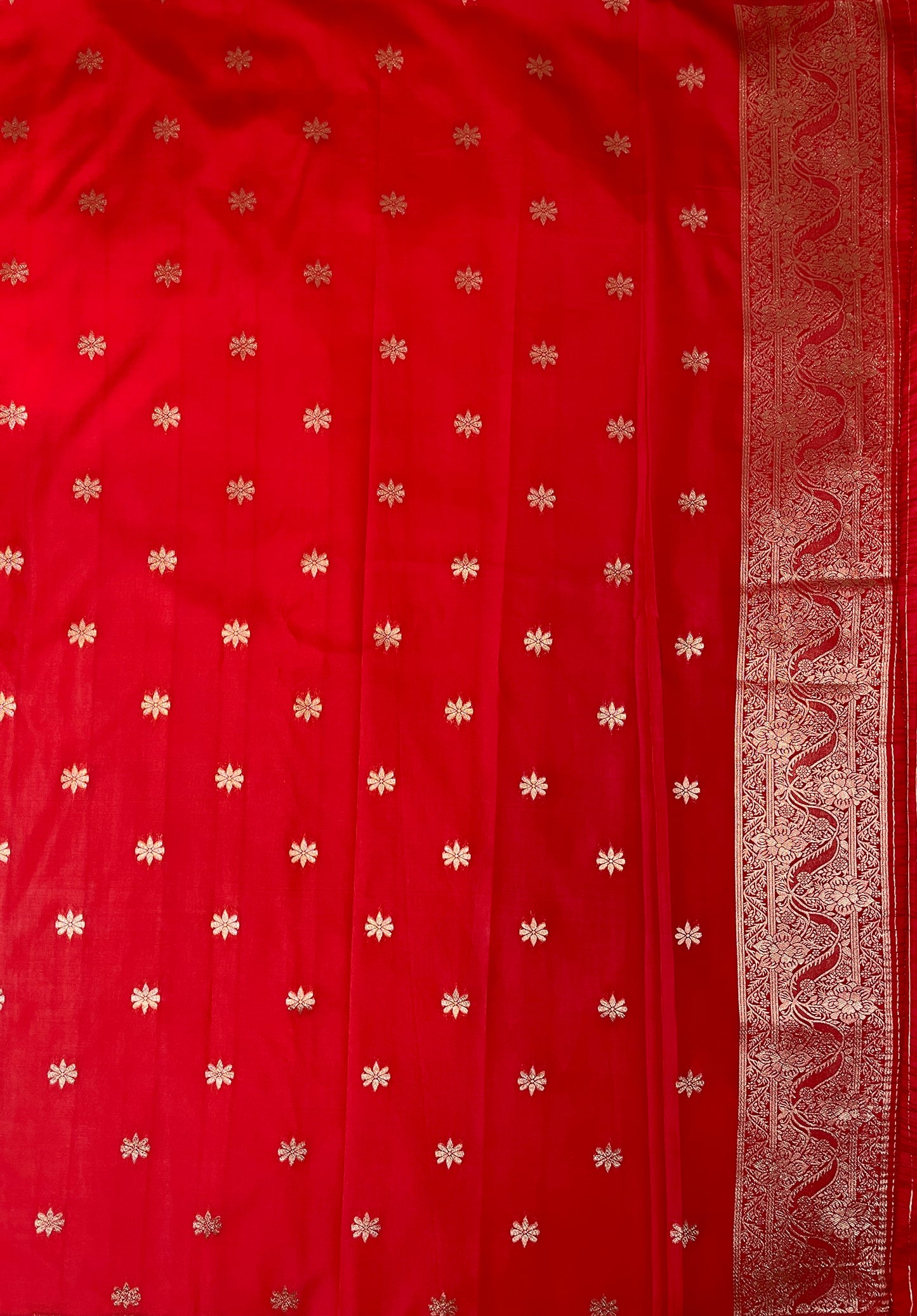 Red Katan Banarasi Saree with Silver Zari Floral Weaving And Grand Pallu B0543ds