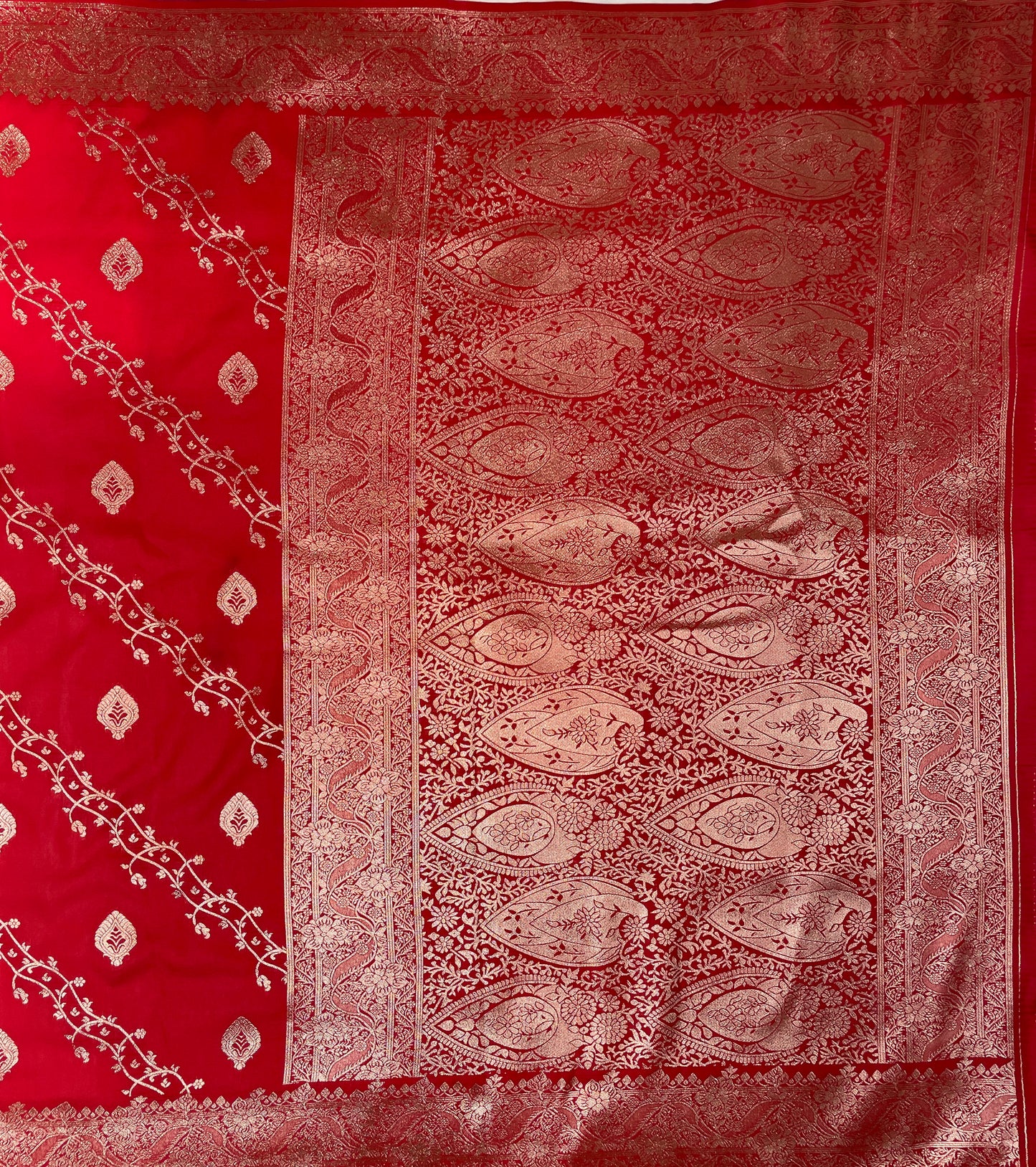 Red Katan Banarasi Saree with Silver Zari Floral Weaving And Grand Pallu B0543ds
