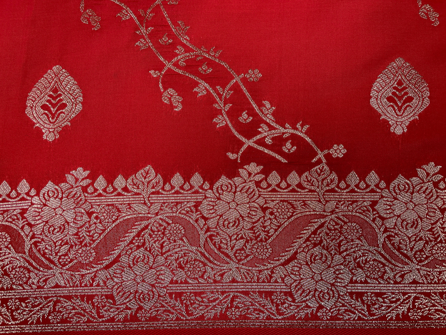 Red Katan Banarasi Saree with Silver Zari Floral Weaving And Grand Pallu B0543ds