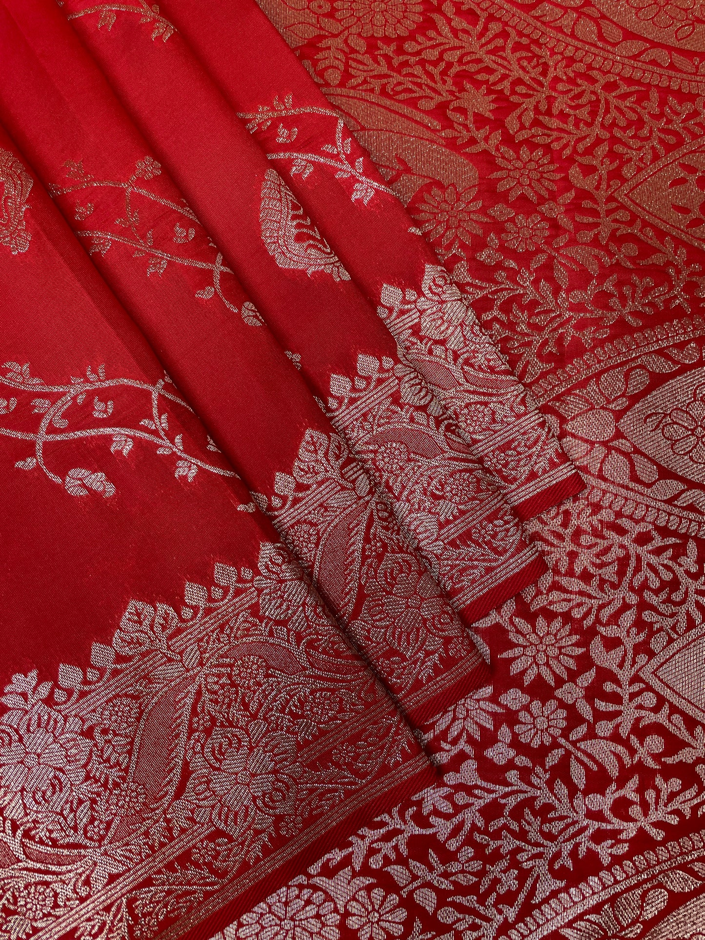 Red Katan Banarasi Saree with Silver Zari Floral Weaving And Grand Pallu B0543ds