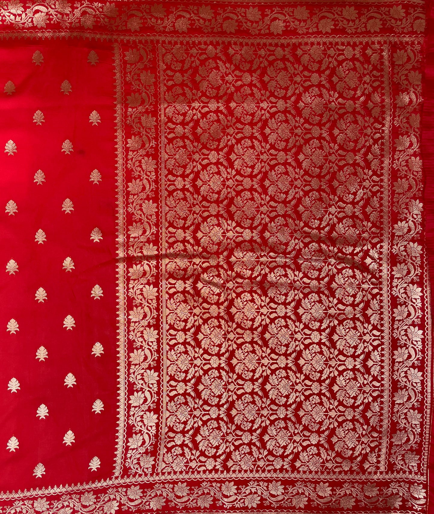 Red Katan Banarasi Saree with Silver Zari Floral Weaving And Grand Pallu B0544ds