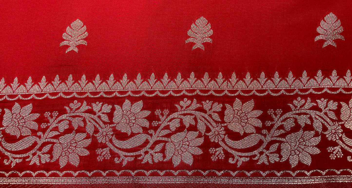 Red Katan Banarasi Saree with Silver Zari Floral Weaving And Grand Pallu B0544ds