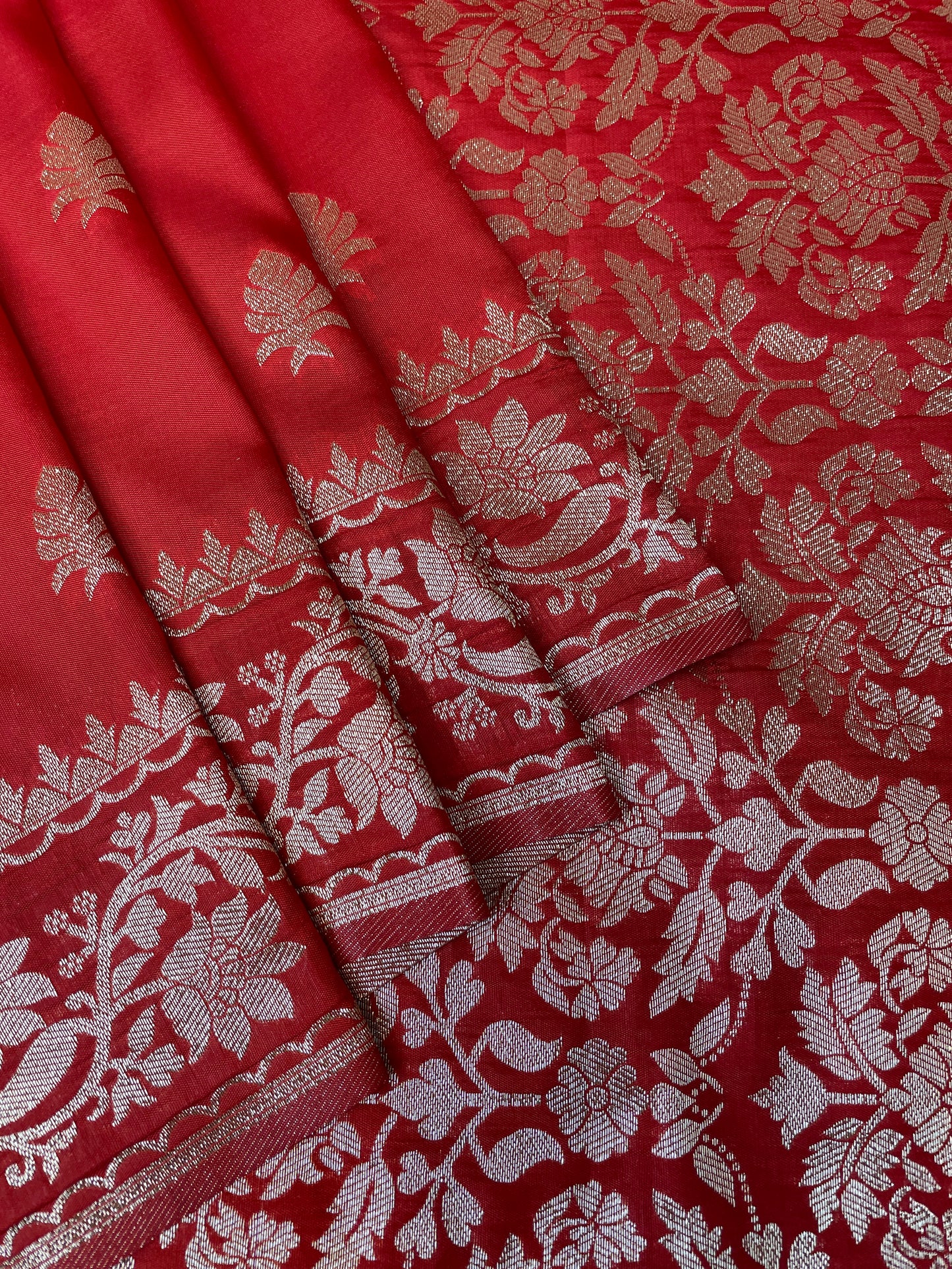 Red Katan Banarasi Saree with Silver Zari Floral Weaving And Grand Pallu B0544ds