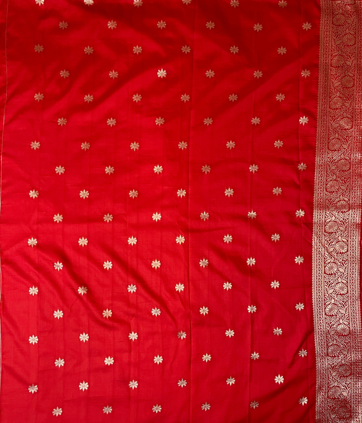 Red Katan Banarasi Saree with Silver Zari Floral Weaving And Grand Pallu B0549ds