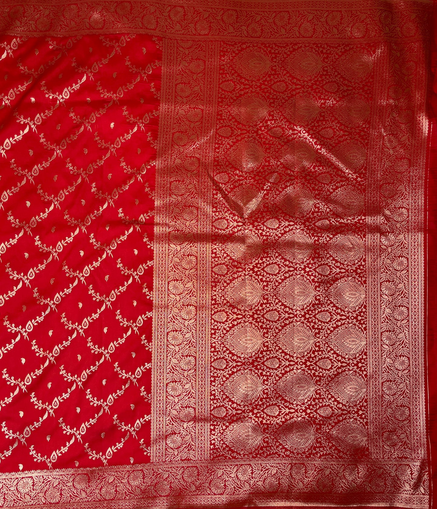 Red Katan Banarasi Saree with Silver Zari Floral Weaving And Grand Pallu B0549ds