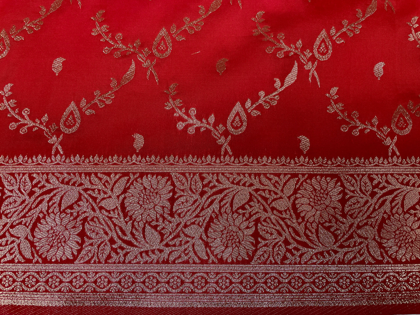 Red Katan Banarasi Saree with Silver Zari Floral Weaving And Grand Pallu B0549ds