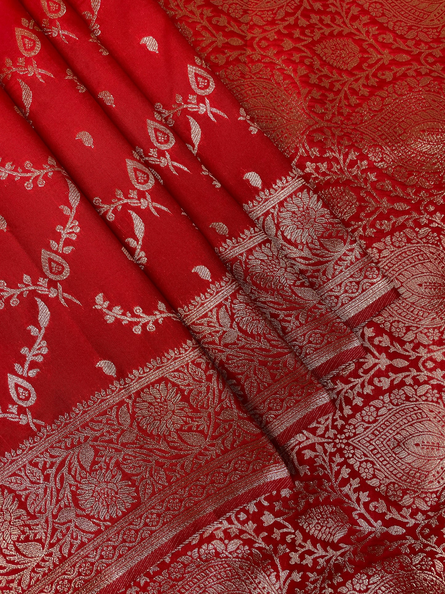 Red Katan Banarasi Saree with Silver Zari Floral Weaving And Grand Pallu B0549ds