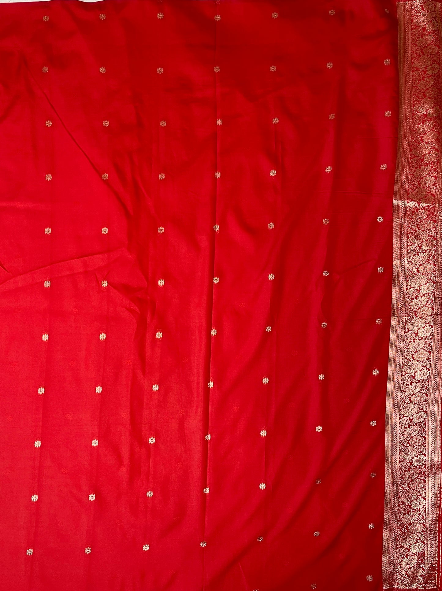 Red Katan Banarasi Saree with Silver Zari Floral Weaving And Grand Pallu B0550ds
