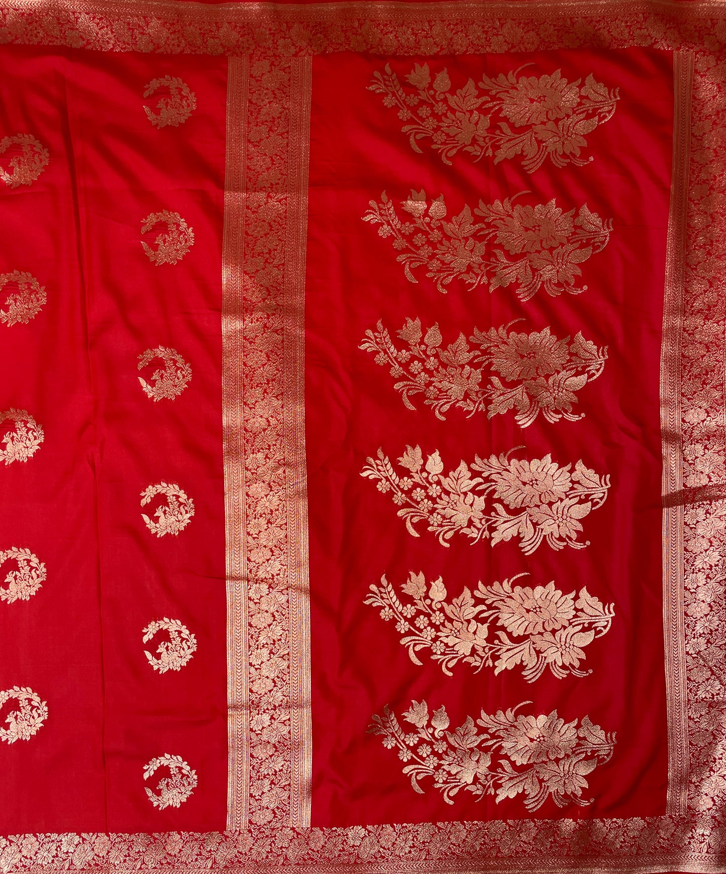 Red Katan Banarasi Saree with Silver Zari Floral Weaving And Grand Pallu B0550ds