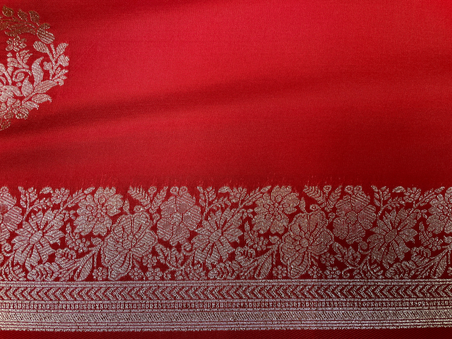 Red Katan Banarasi Saree with Silver Zari Floral Weaving And Grand Pallu B0550ds