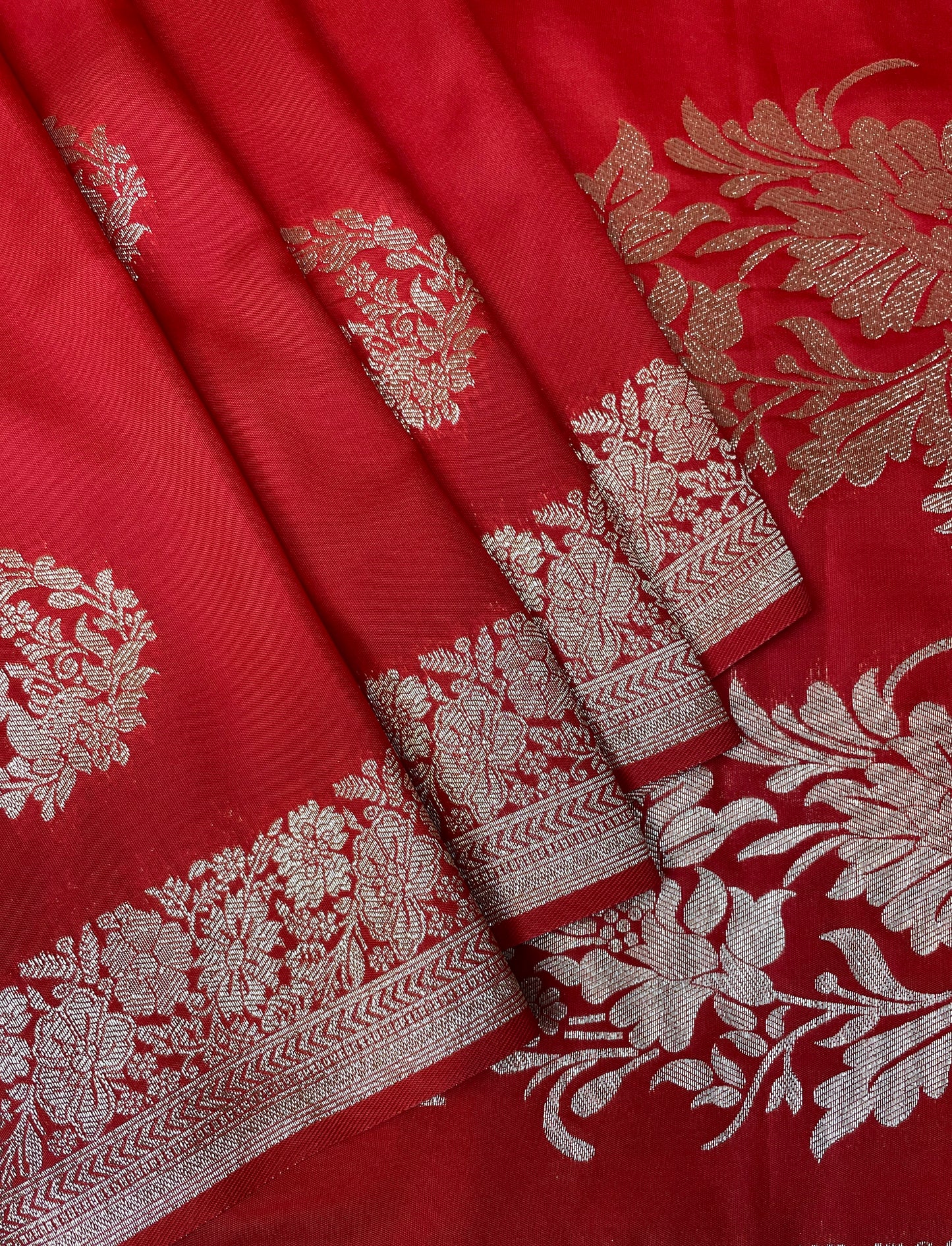 Red Katan Banarasi Saree with Silver Zari Floral Weaving And Grand Pallu B0550ds