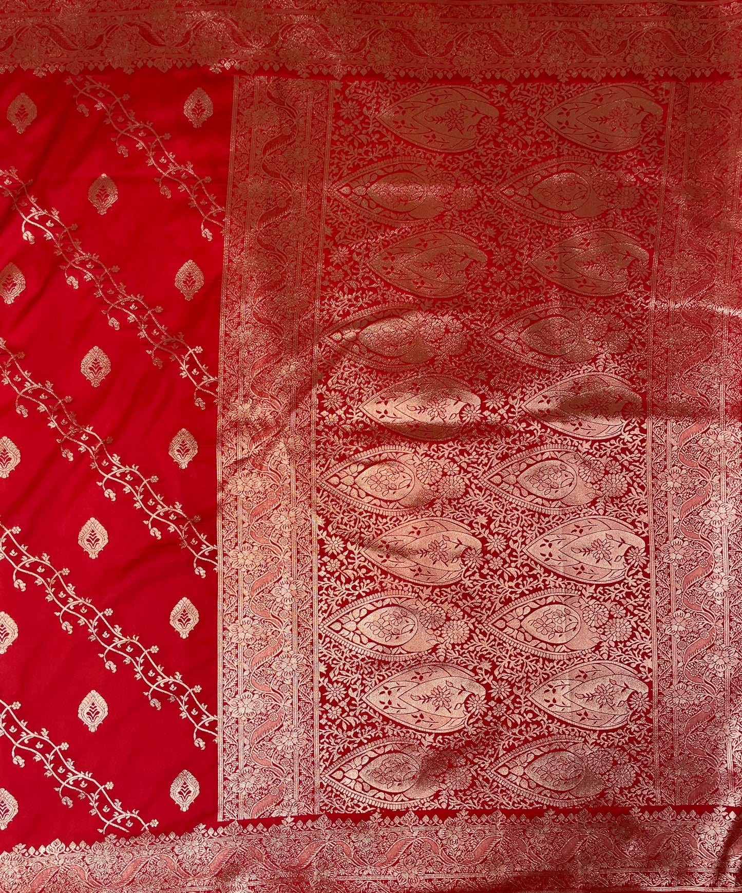 Red Katan Banarasi Saree with Silver Zari Floral Weaving And Grand Pallu B0553ds