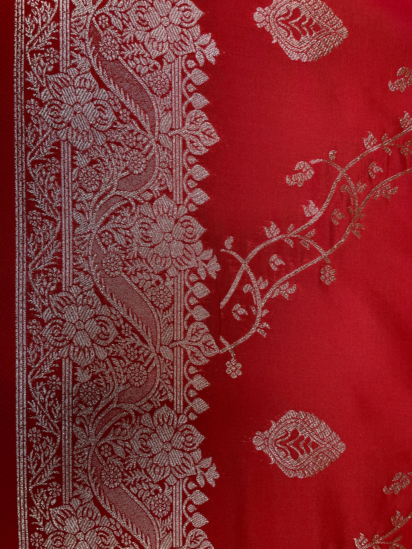 Red Katan Banarasi Saree with Silver Zari Floral Weaving And Grand Pallu B0553ds