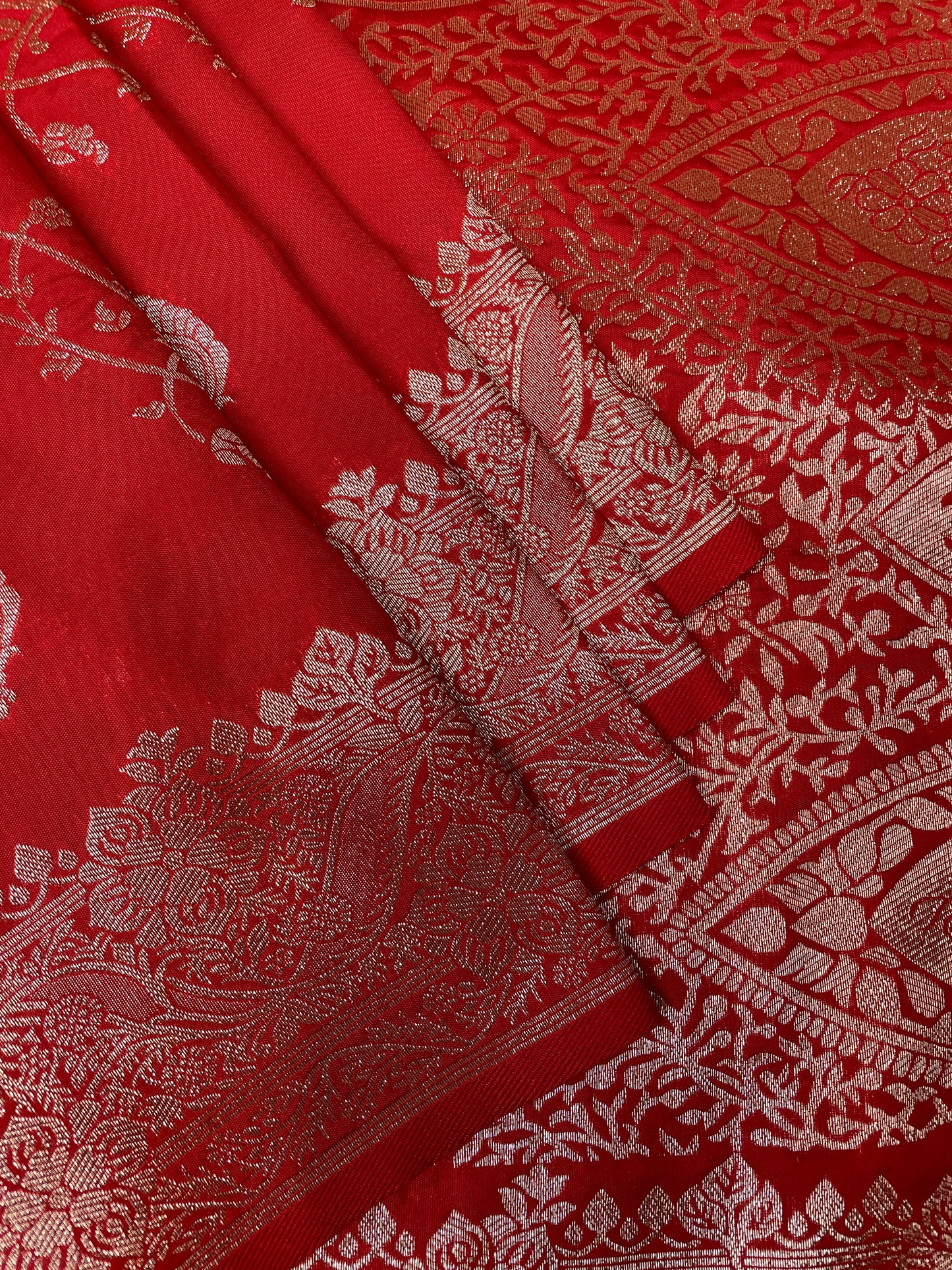 Red Katan Banarasi Saree with Silver Zari Floral Weaving And Grand Pallu B0553ds