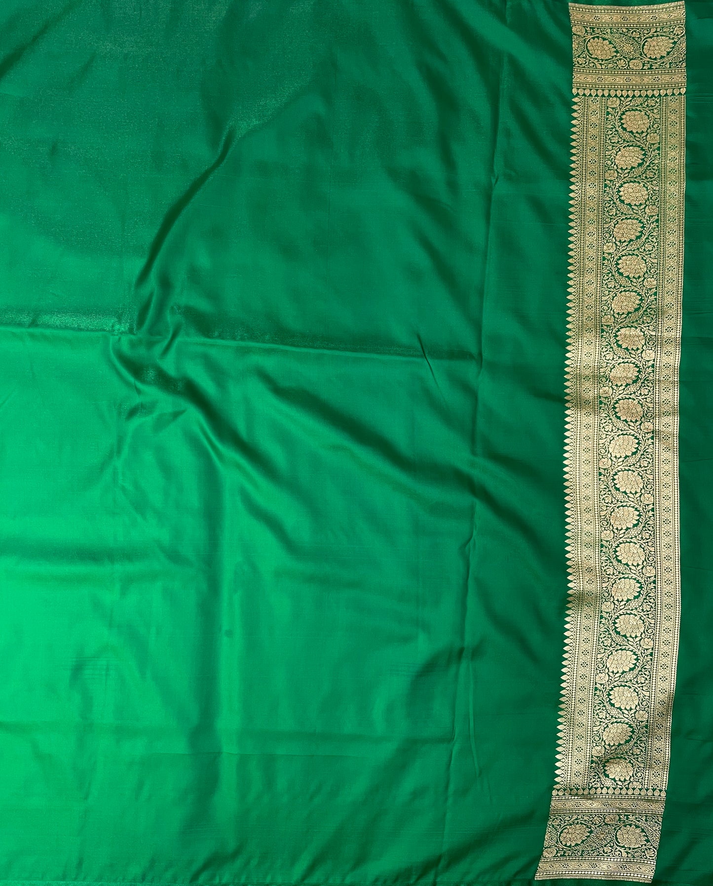 Red And Green Katan Banarasi Saree with Silver Zari Floral Weaving And Grand Pallu B0555ds