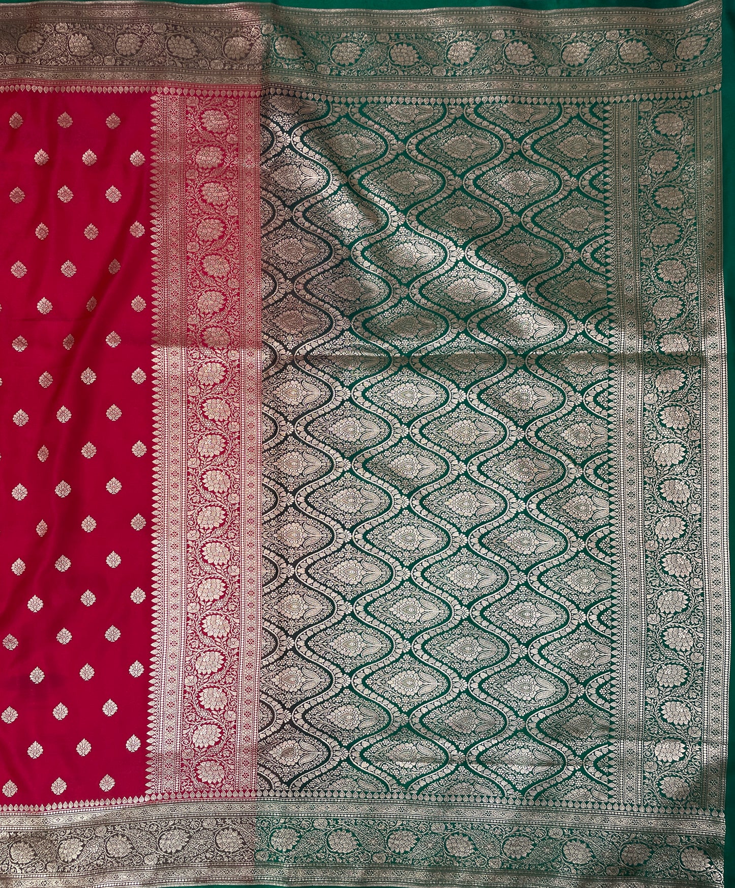 Red And Green Katan Banarasi Saree with Silver Zari Floral Weaving And Grand Pallu B0555ds