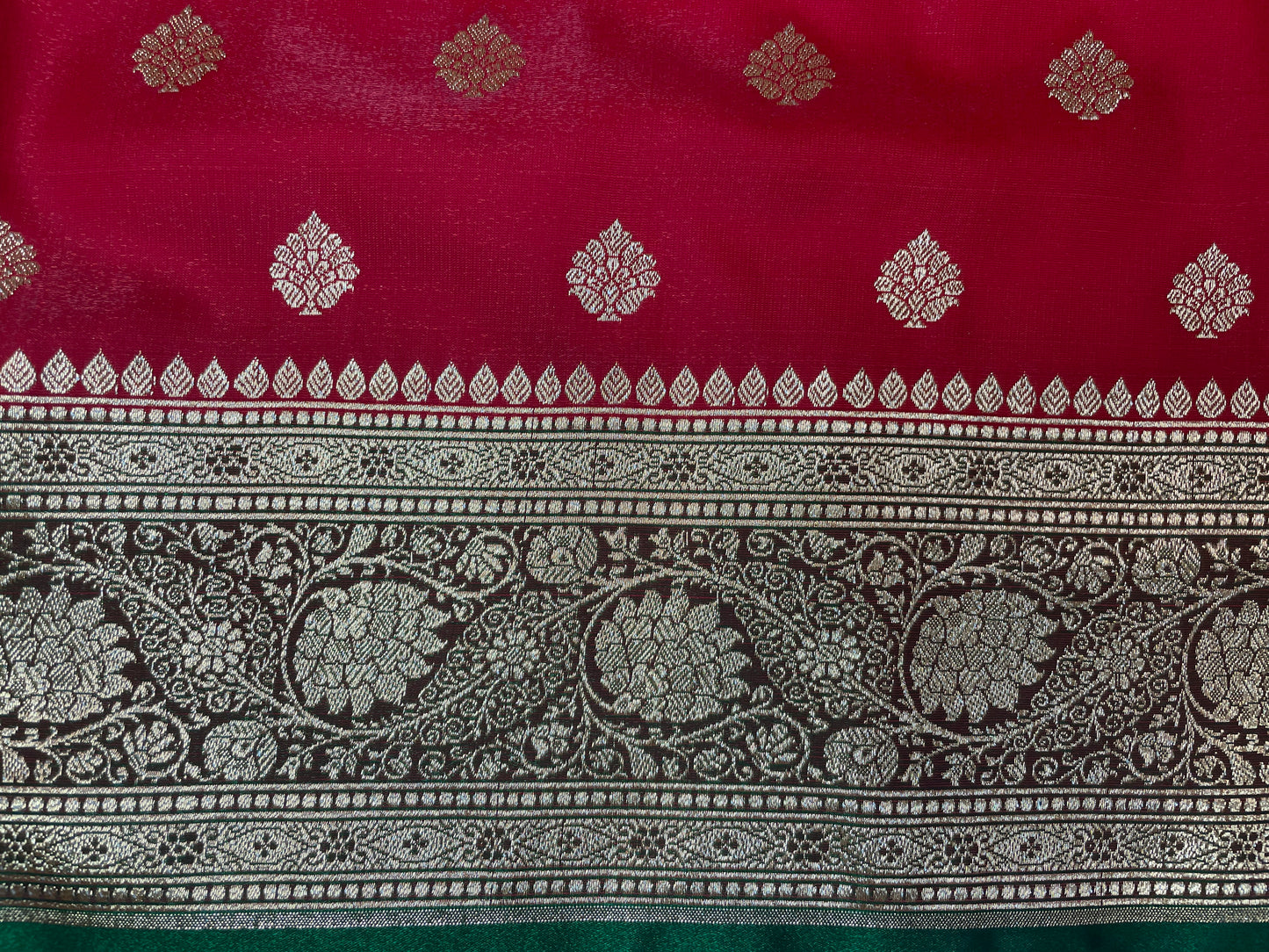 Red And Green Katan Banarasi Saree with Silver Zari Floral Weaving And Grand Pallu B0555ds