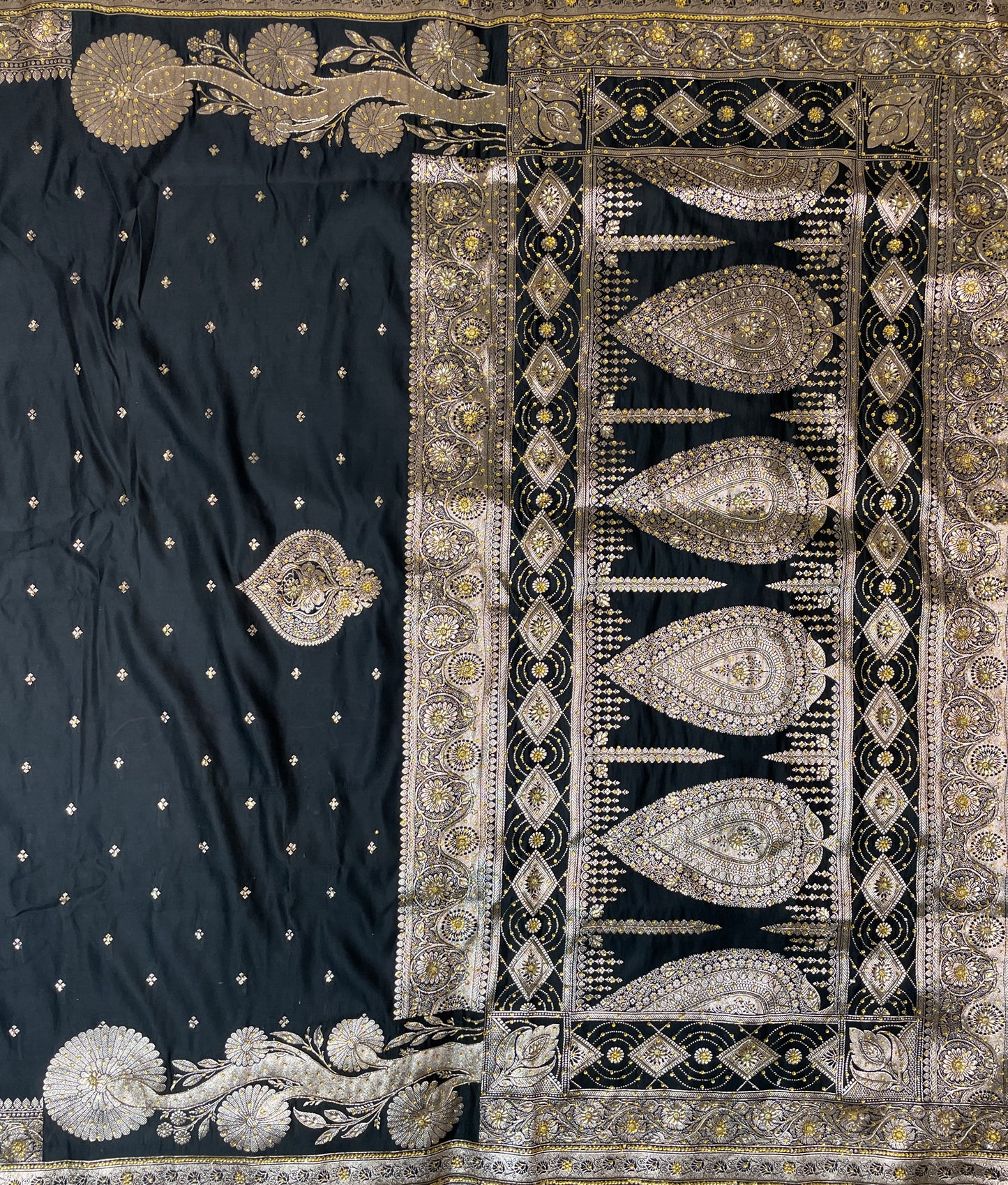 Black Katan Banarasi Saree with Silver Zari Floral Weaving And Grand Pallu B0577ds