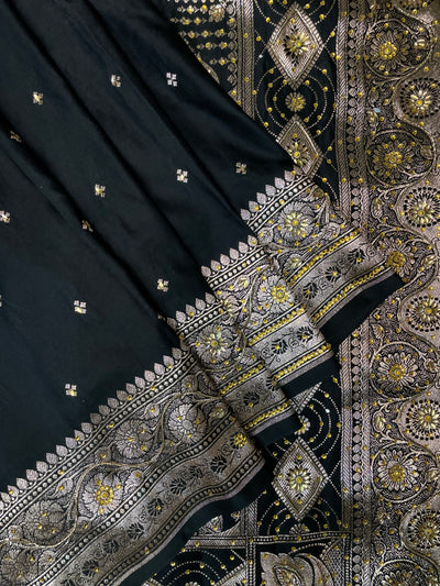 Black Katan Banarasi Saree with Silver Zari Floral Weaving And Grand Pallu B0577ds