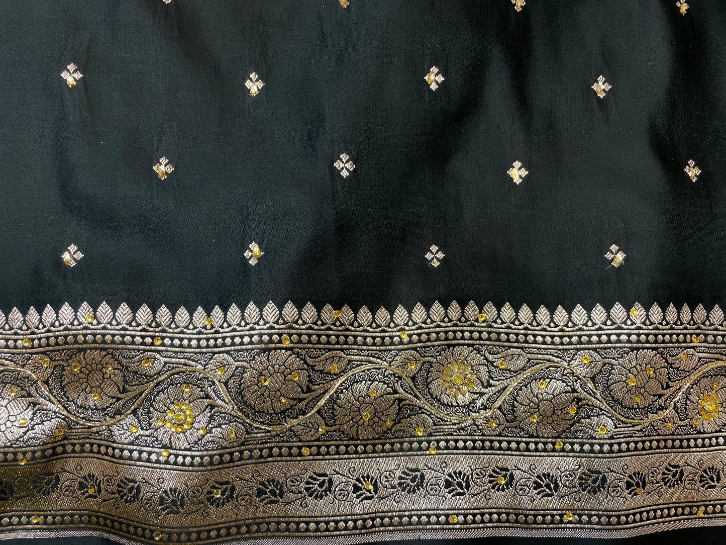 Black Katan Banarasi Saree with Silver Zari Floral Weaving And Grand Pallu B0577ds