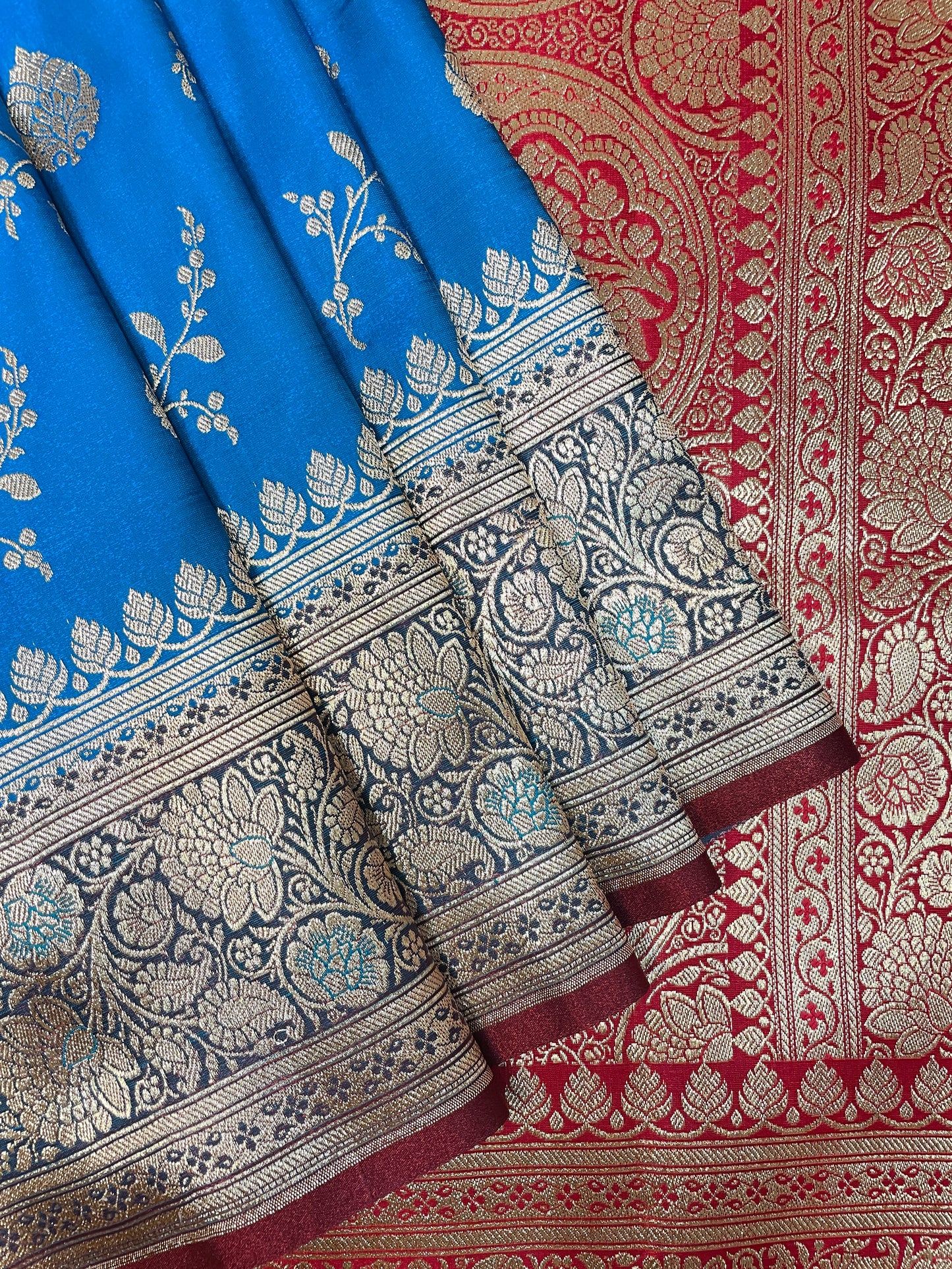 Light Blue and Red Katan Banarasi Saree with Silver Zari Floral Weaving And Grand Pallu B0564ds