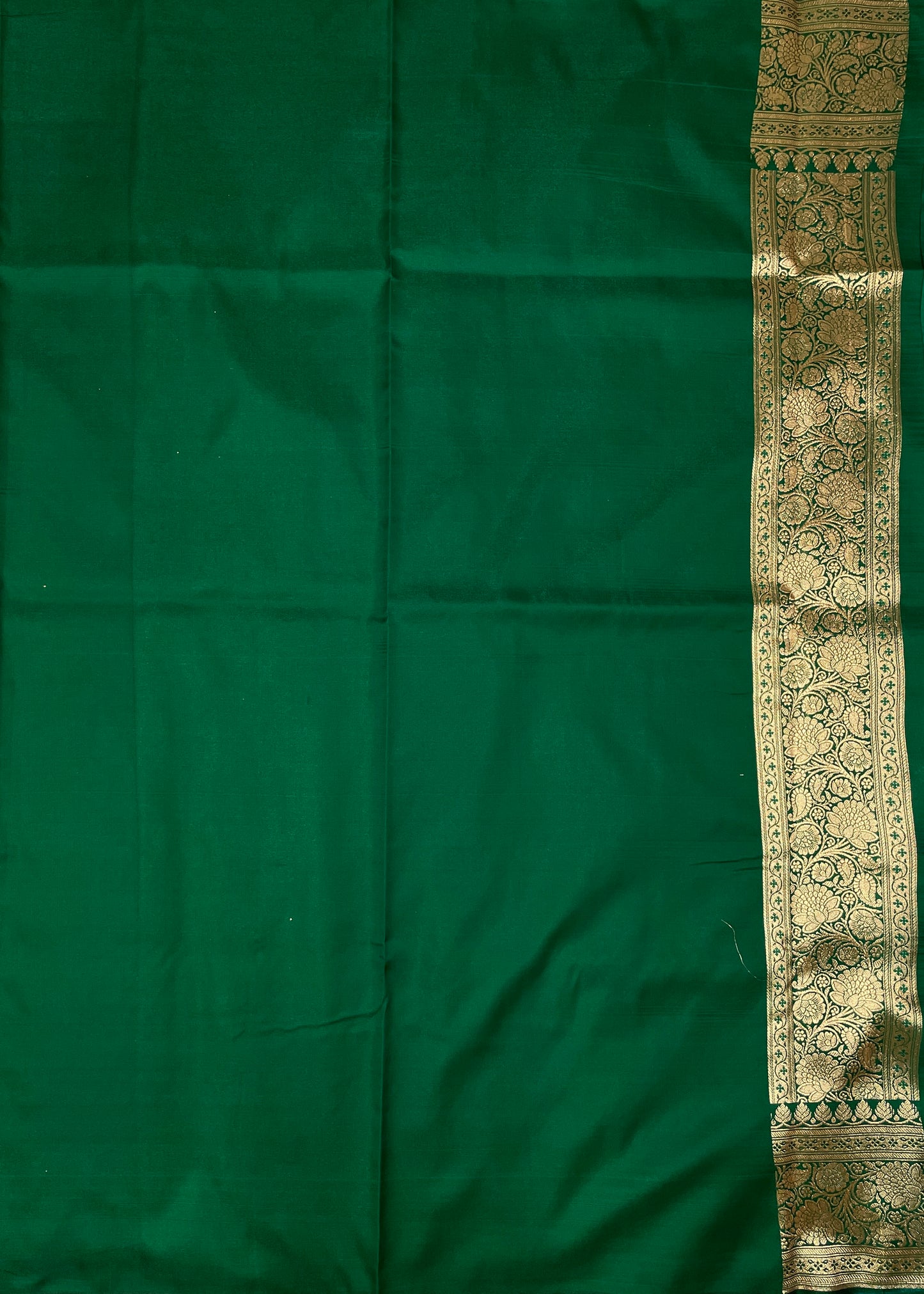 Maroon And Dark Green Katan Banarasi Saree with Silver Zari Floral Weaving And Grand Pallu B0565ds