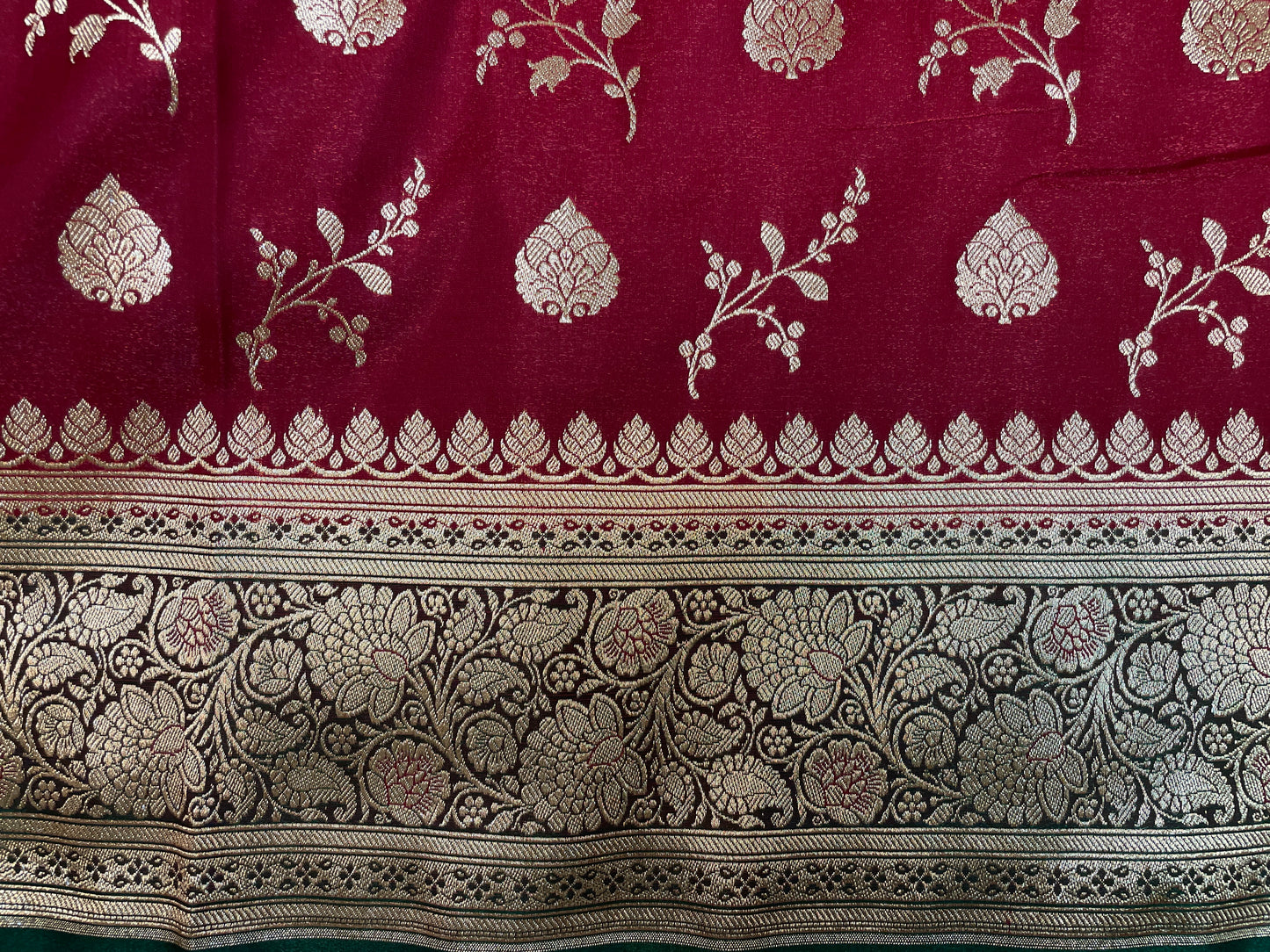 Maroon And Dark Green Katan Banarasi Saree with Silver Zari Floral Weaving And Grand Pallu B0565ds