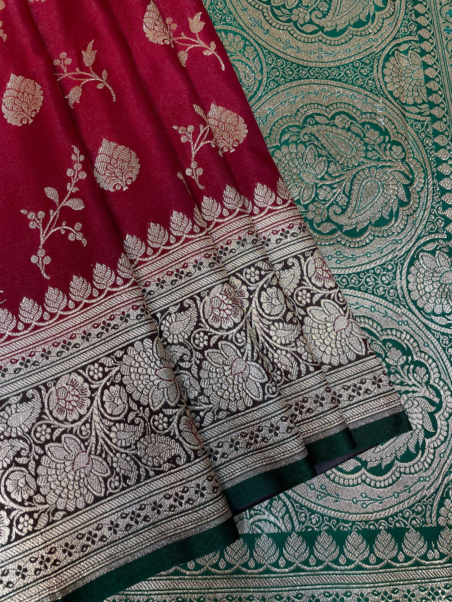 Maroon And Dark Green Katan Banarasi Saree with Silver Zari Floral Weaving And Grand Pallu B0565ds