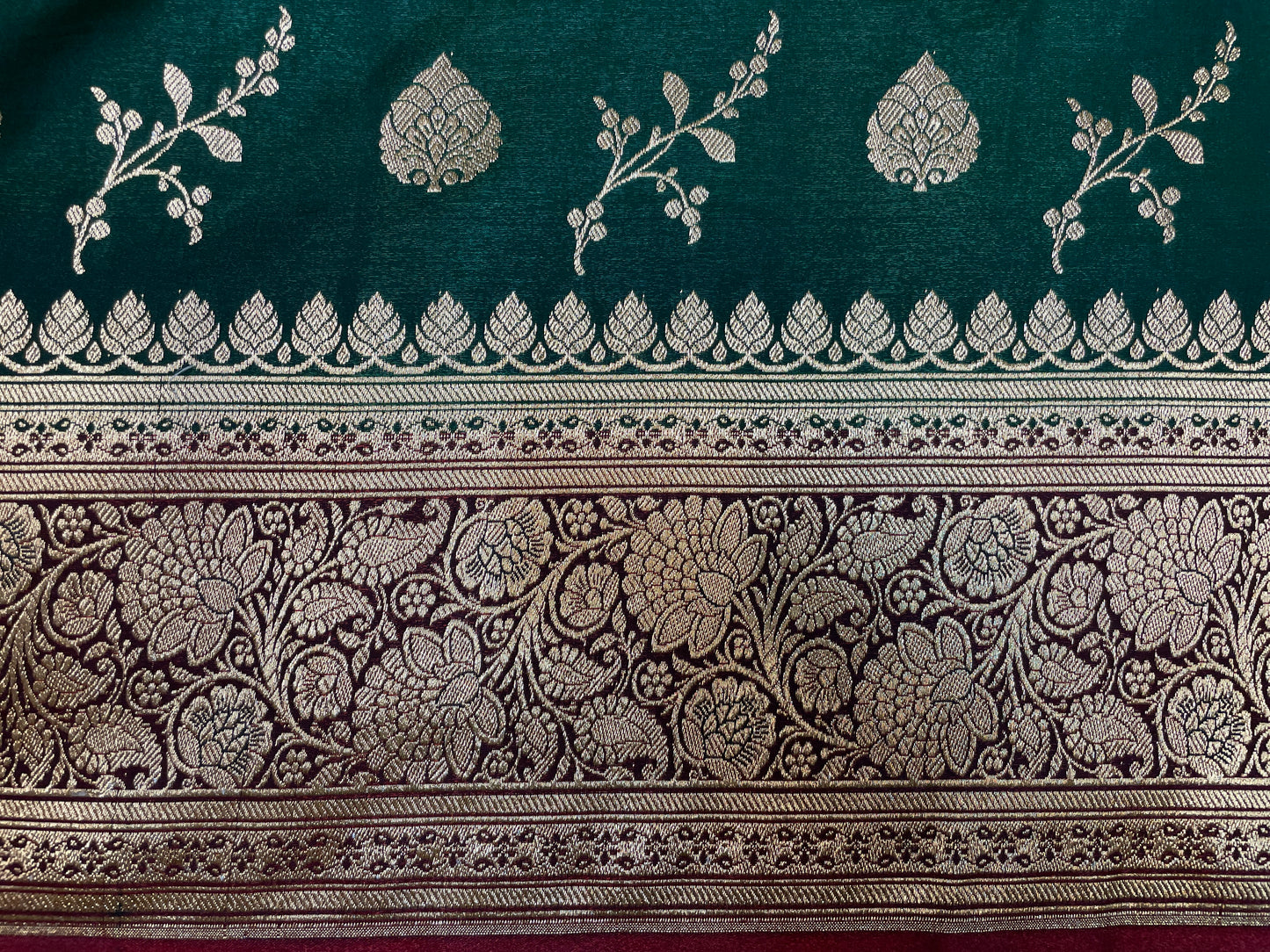 Dark Green And Red Katan Banarasi Saree with Silver Zari Floral Weaving And Grand Pallu B0568ds