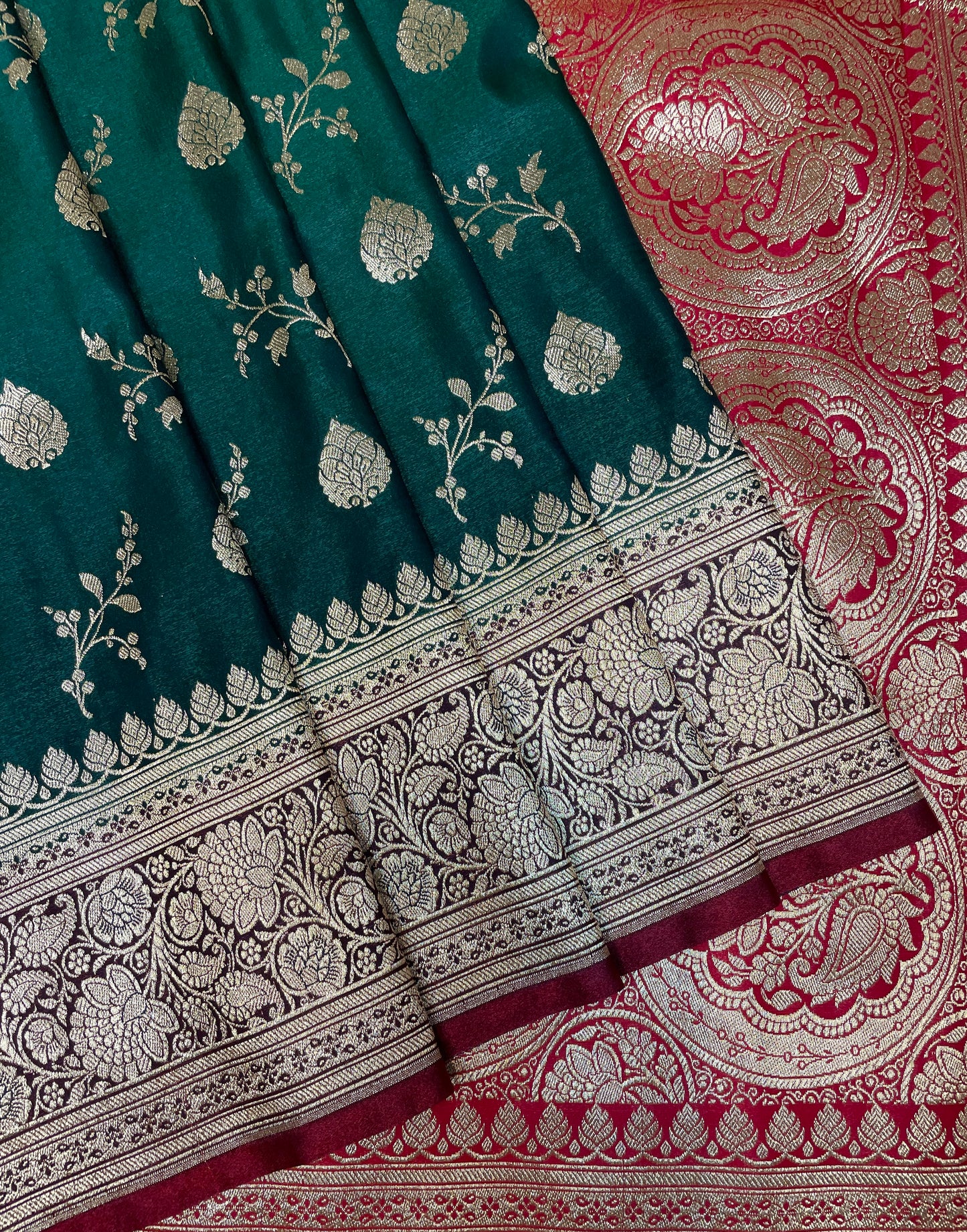 Dark Green And Red Katan Banarasi Saree with Silver Zari Floral Weaving And Grand Pallu B0568ds