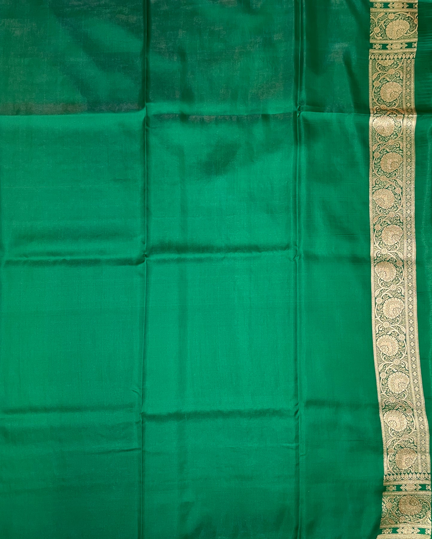 Maroon And Dark Green Katan Banarasi Saree with Silver Zari Floral Weaving And Grand Pallu B0569ds