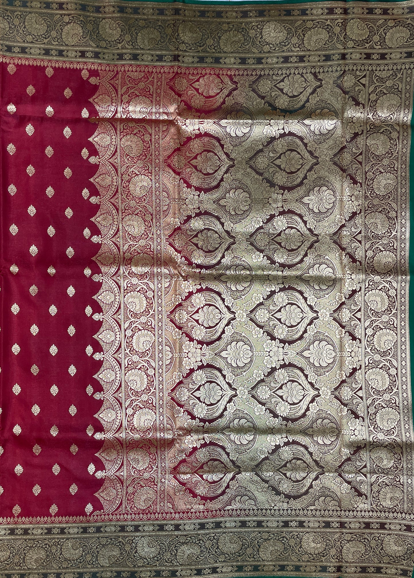 Maroon And Dark Green Katan Banarasi Saree with Silver Zari Floral Weaving And Grand Pallu B0569ds