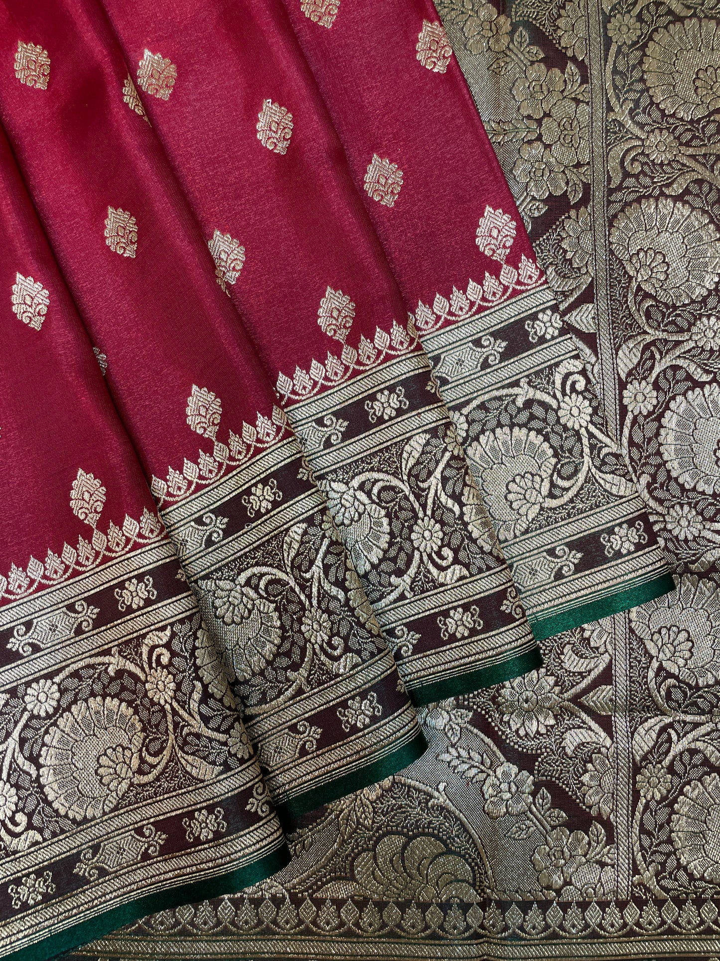 Maroon And Dark Green Katan Banarasi Saree with Silver Zari Floral Weaving And Grand Pallu B0569ds