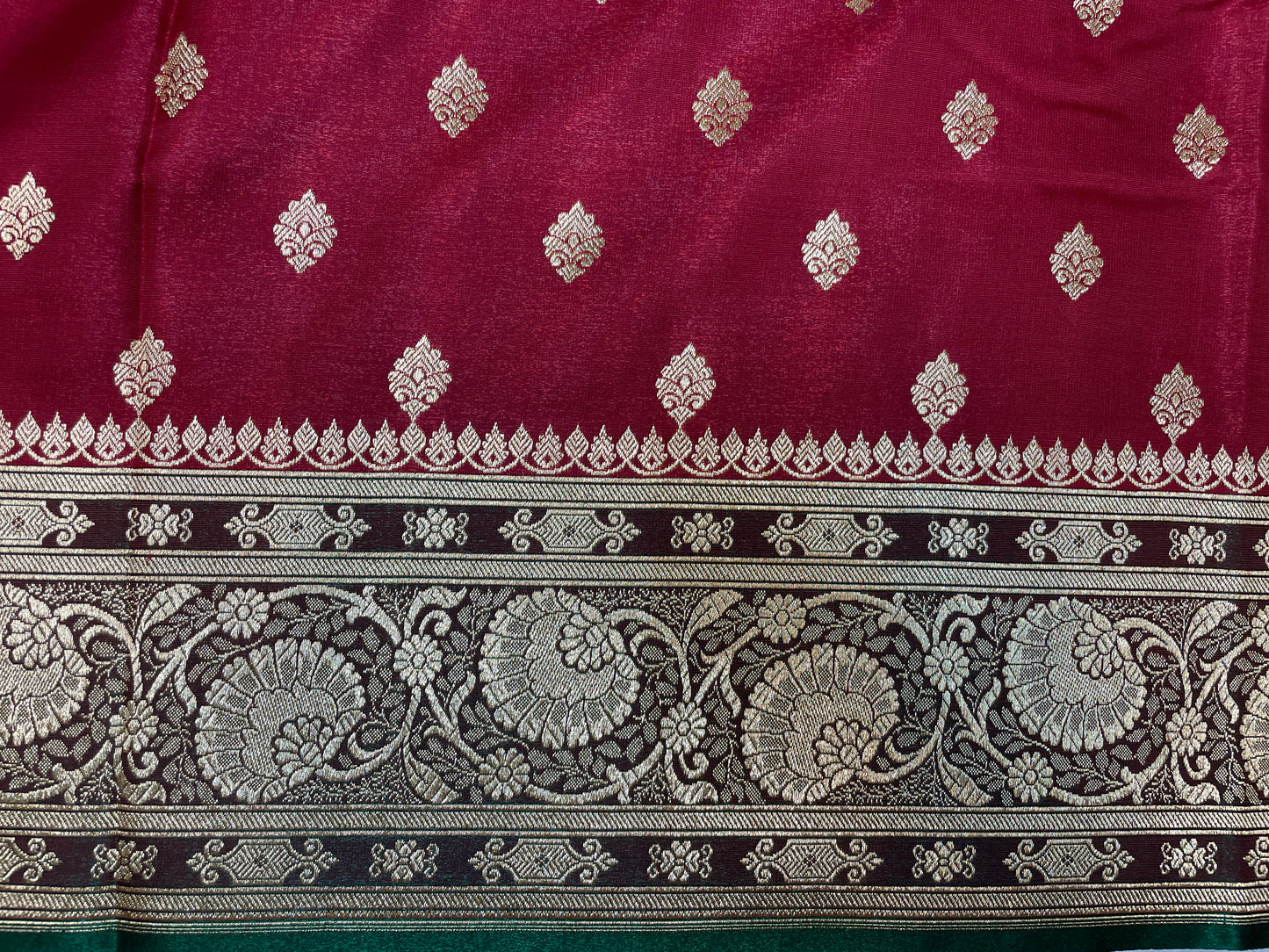 Maroon And Dark Green Katan Banarasi Saree with Silver Zari Floral Weaving And Grand Pallu B0569ds