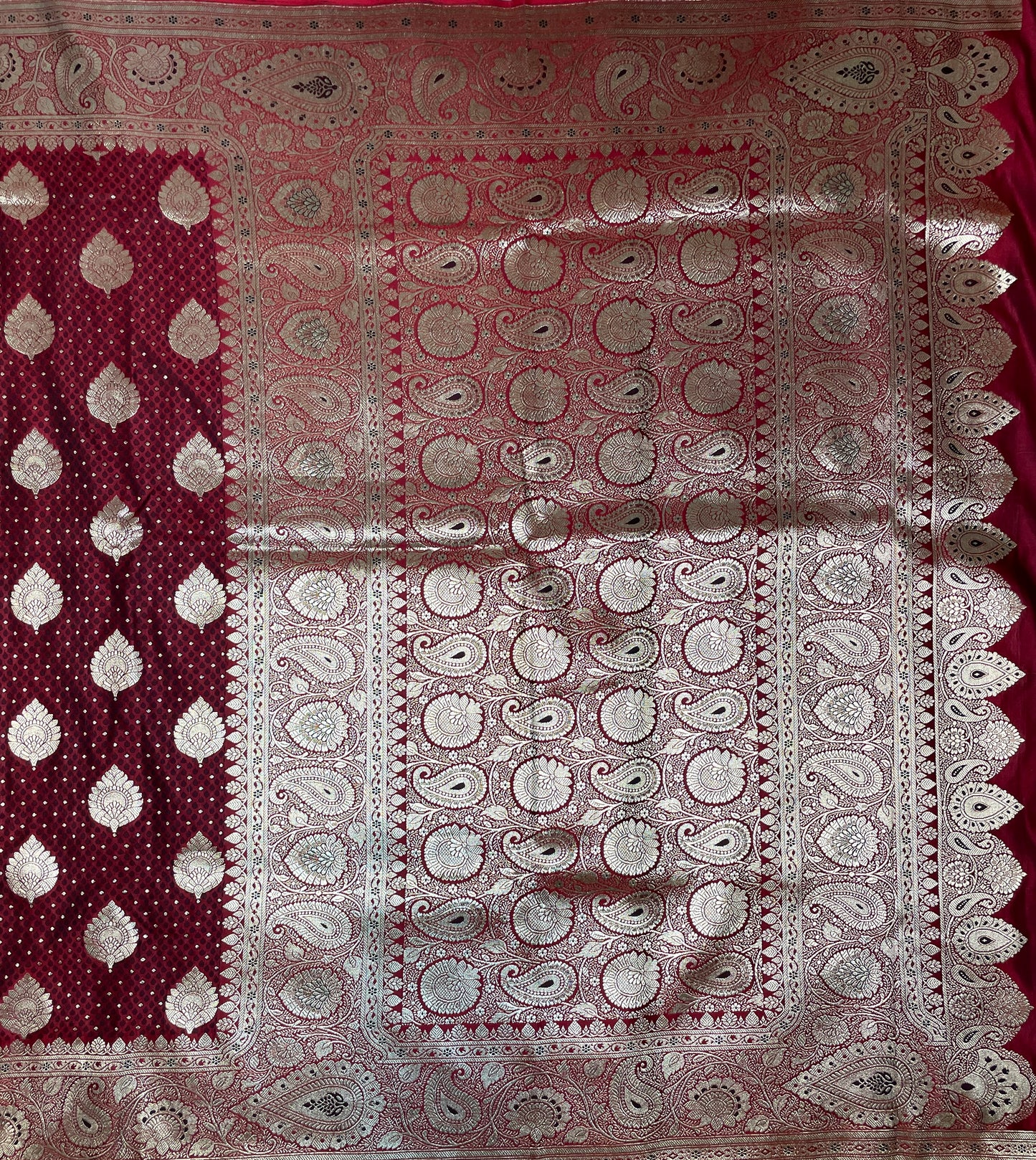 Maroon Katan Banarasi Saree with Silver Zari Floral Weaving And Grand Pallu B0570ds