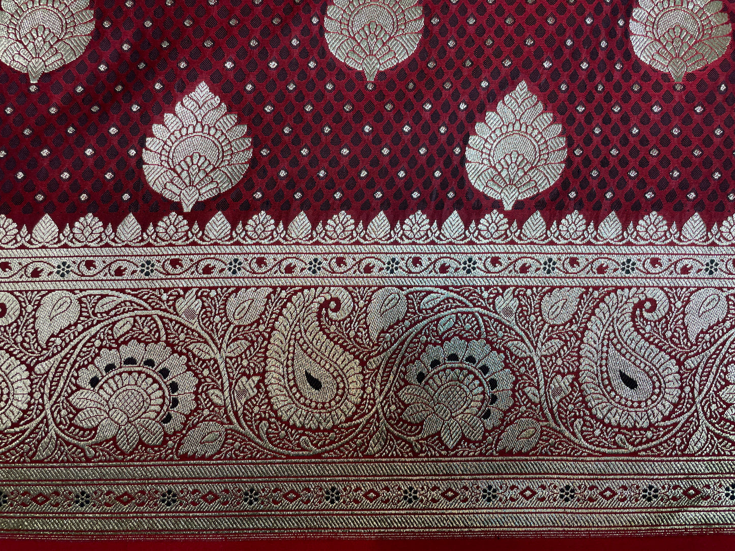 Maroon Katan Banarasi Saree with Silver Zari Floral Weaving And Grand Pallu B0570ds