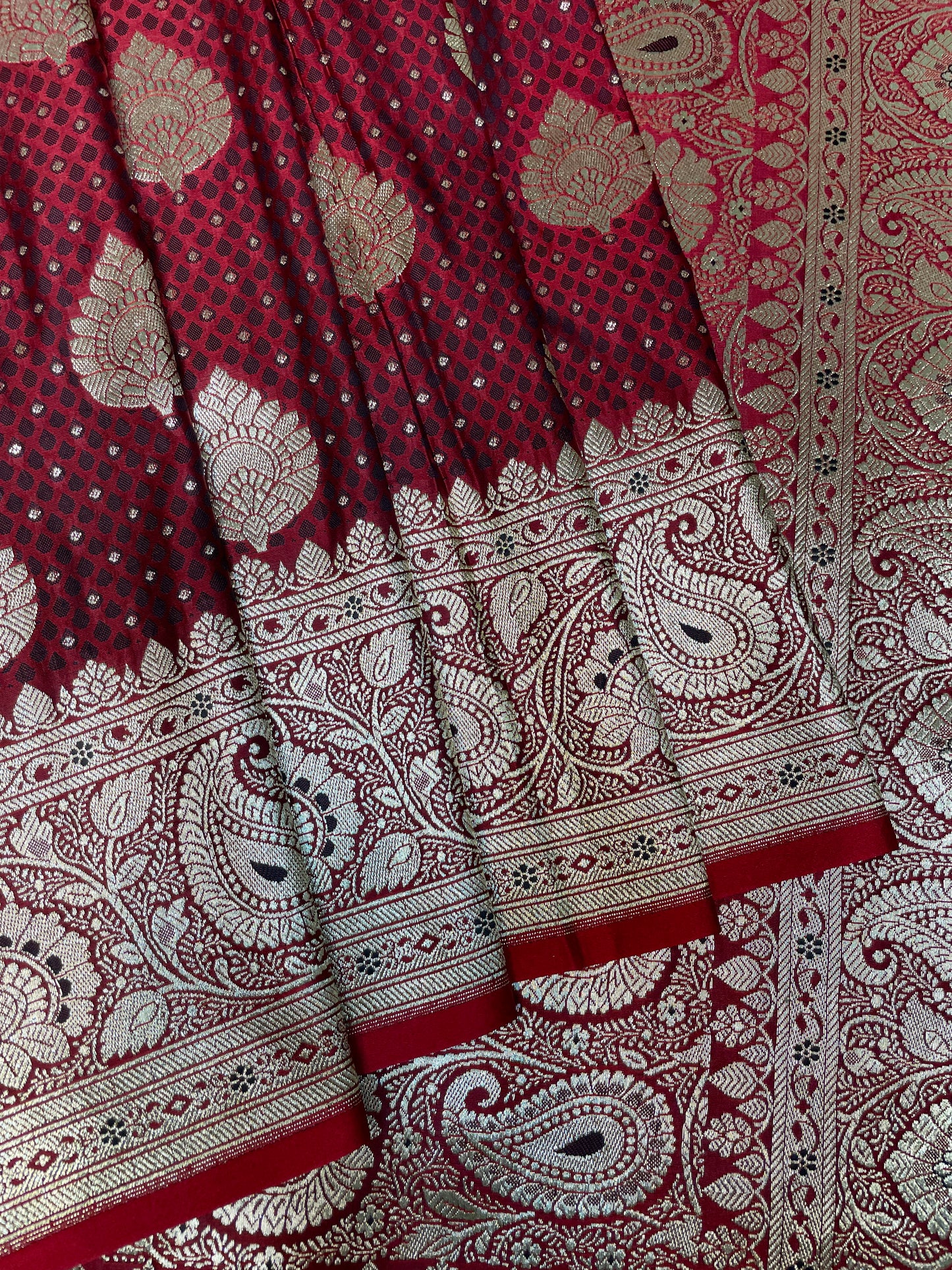 Maroon Katan Banarasi Saree with Silver Zari Floral Weaving And Grand Pallu B0570ds